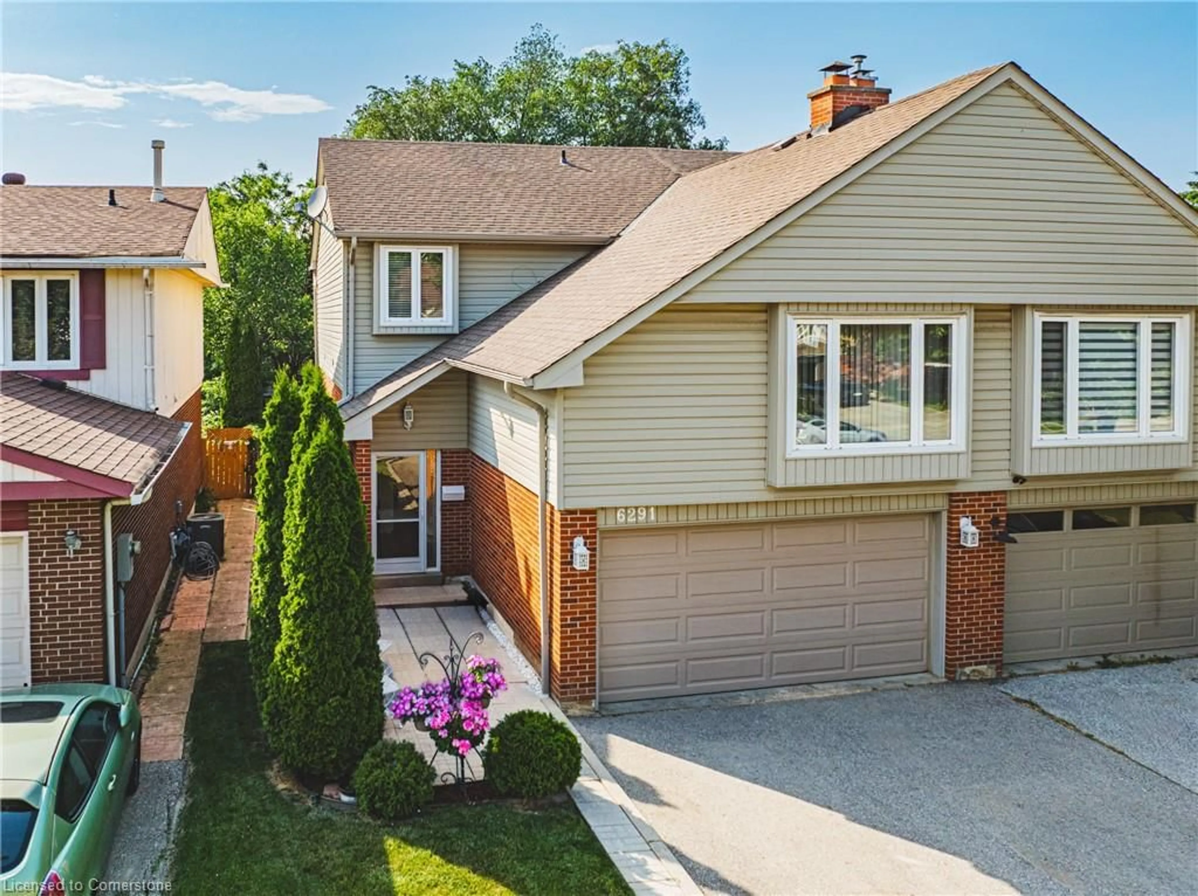 Home with vinyl exterior material, street for 6291 Starfield Cres, Mississauga Ontario L5N 1X3