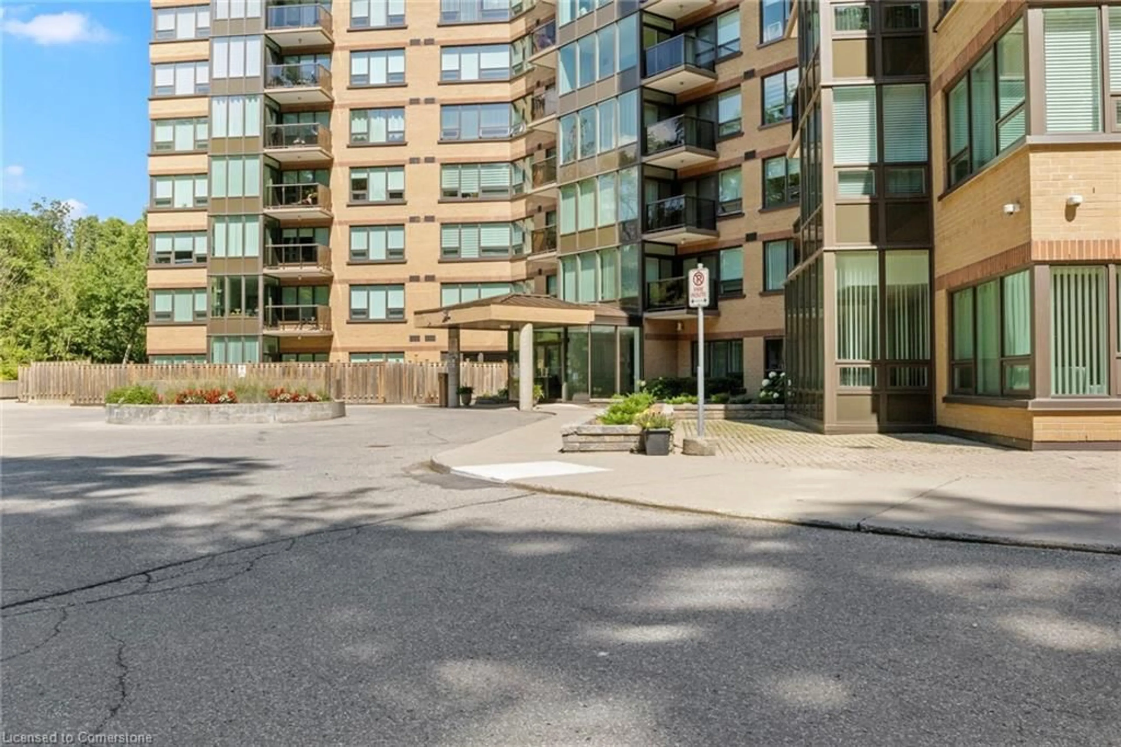 Patio, street for 237 King St #907, Cambridge Ontario N3H 3M5