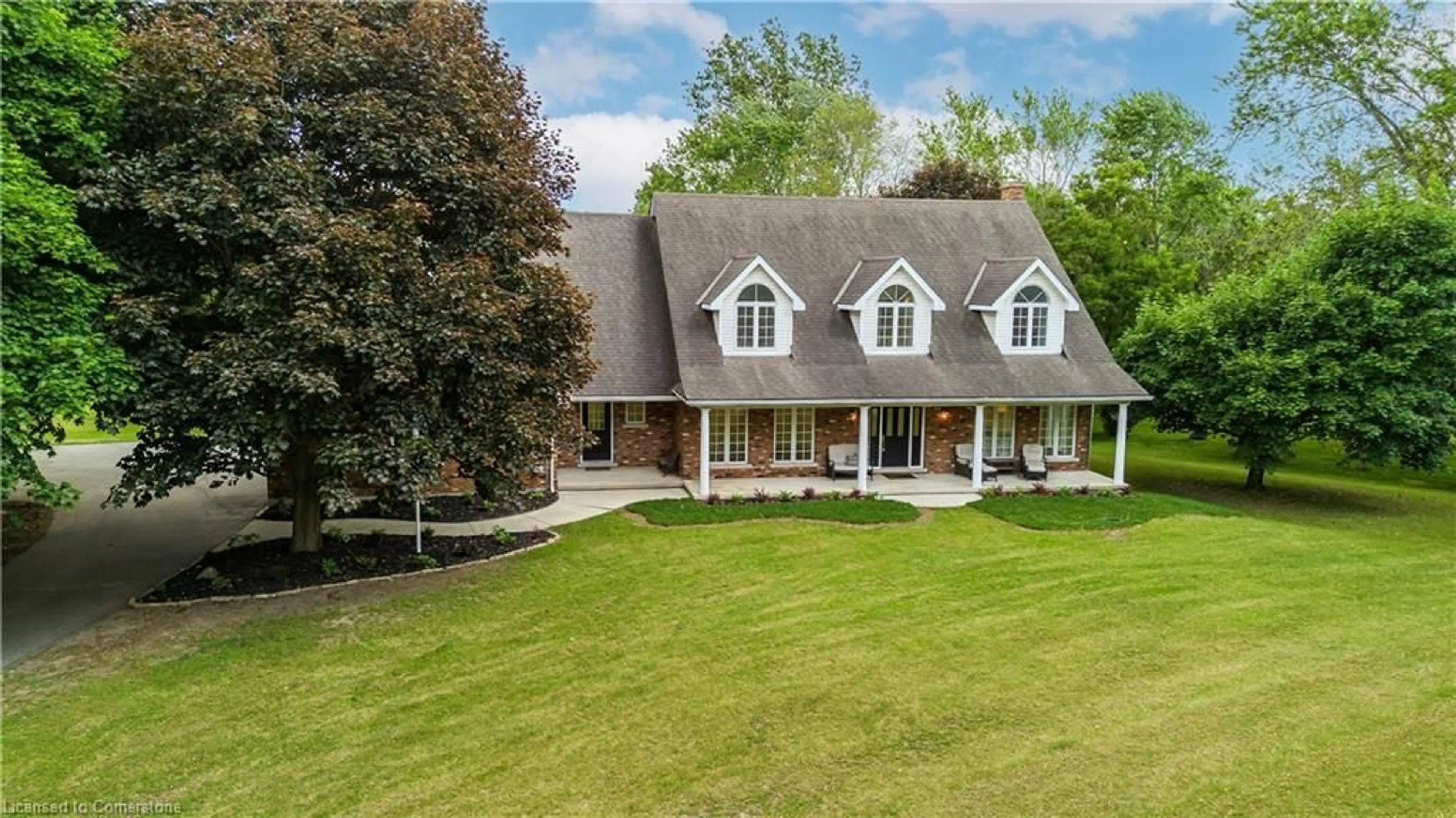 A pic from outside/outdoor area/front of a property/back of a property/a pic from drone, street for 331 Lanark St, Caledonia Ontario N3W 1G3