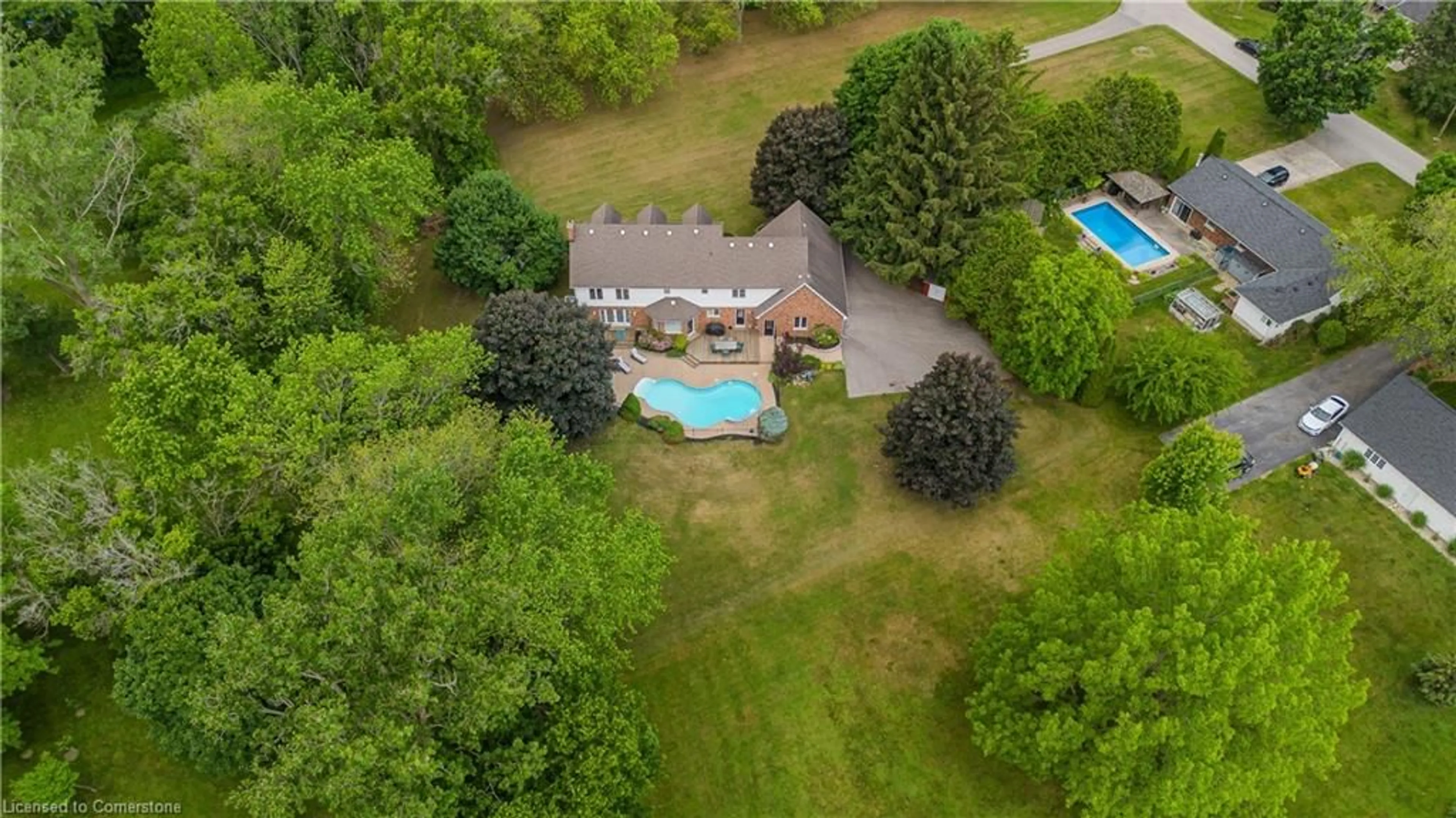 A pic from outside/outdoor area/front of a property/back of a property/a pic from drone, water/lake/river/ocean view for 331 Lanark St, Caledonia Ontario N3W 1G3