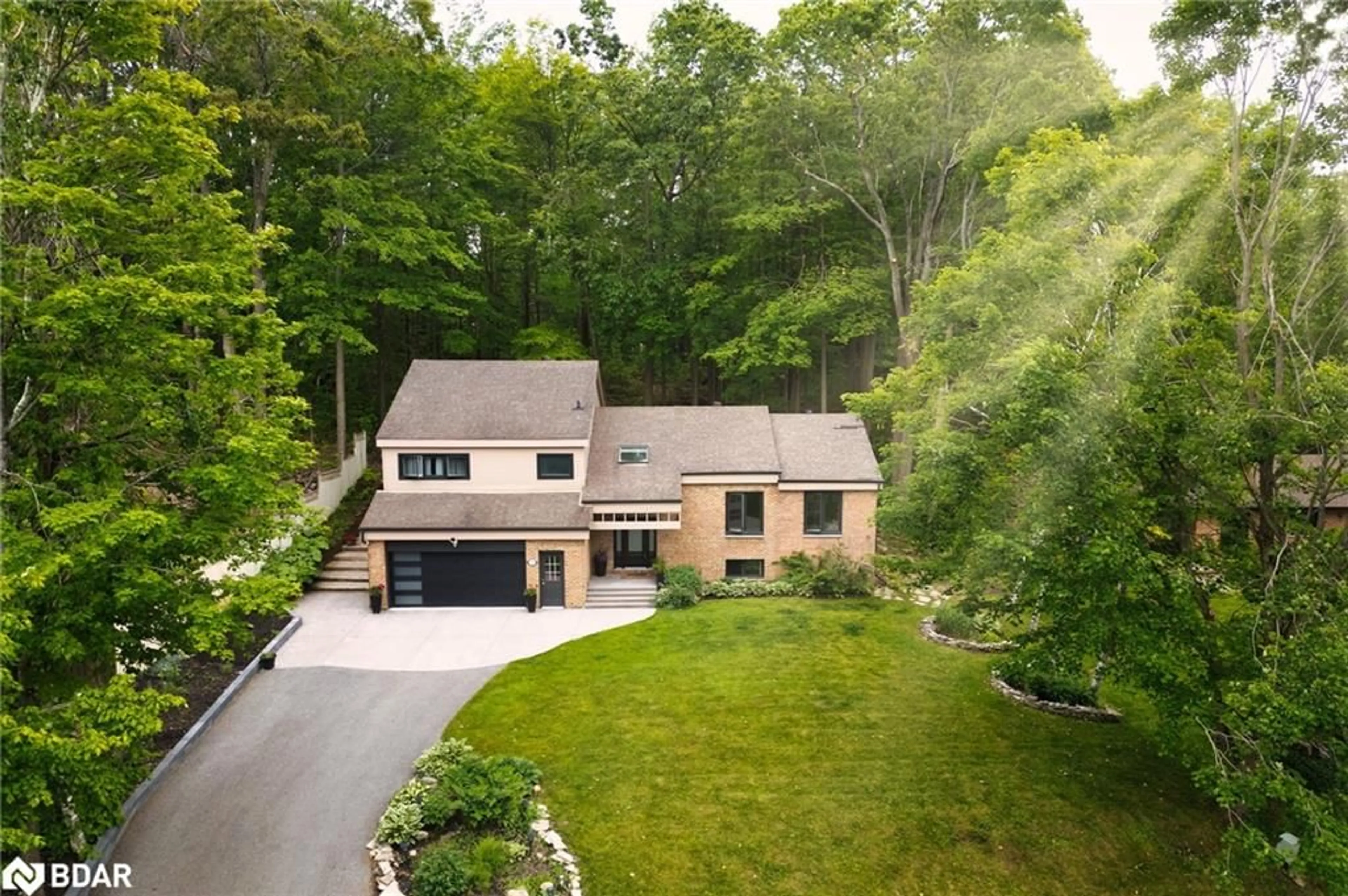 A pic from outside/outdoor area/front of a property/back of a property/a pic from drone, street for 8 Frid Blvd, Midhurst Ontario L9X 0P5