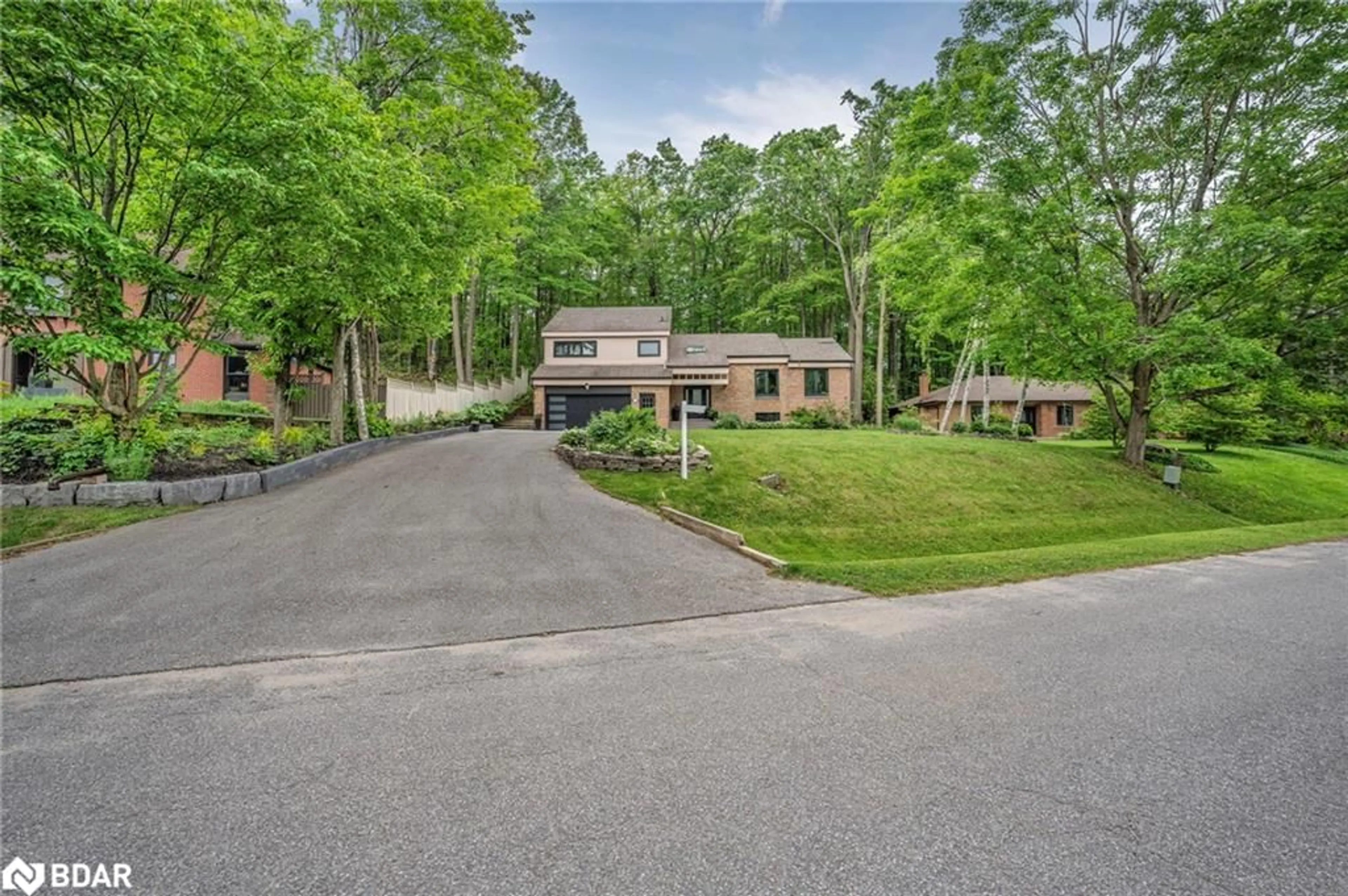 A pic from outside/outdoor area/front of a property/back of a property/a pic from drone, unknown for 8 Frid Blvd, Midhurst Ontario L9X 0P5
