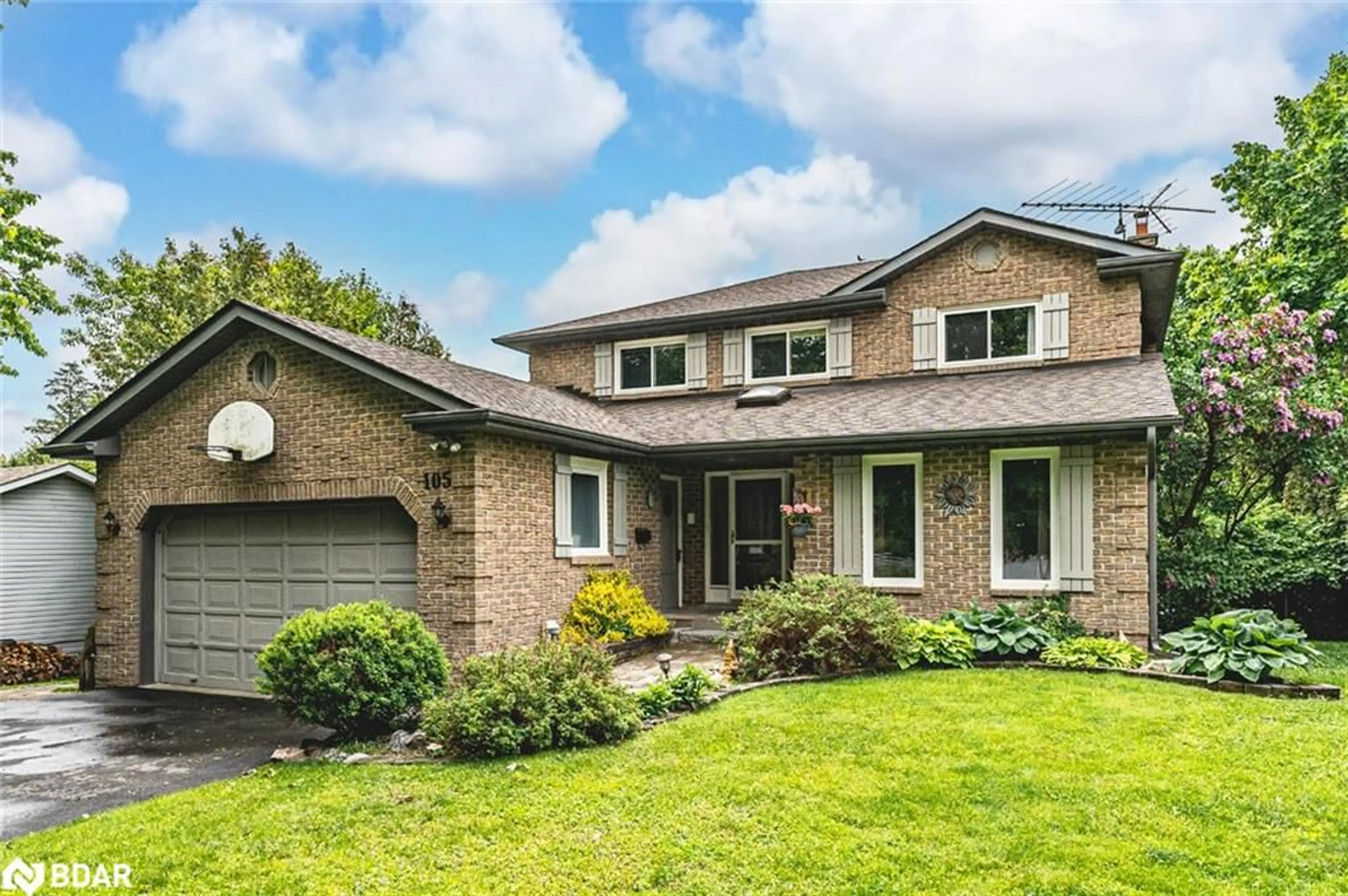 Home with brick exterior material, street for 105 Broadview Ave, Whitby Ontario L1N 2G6