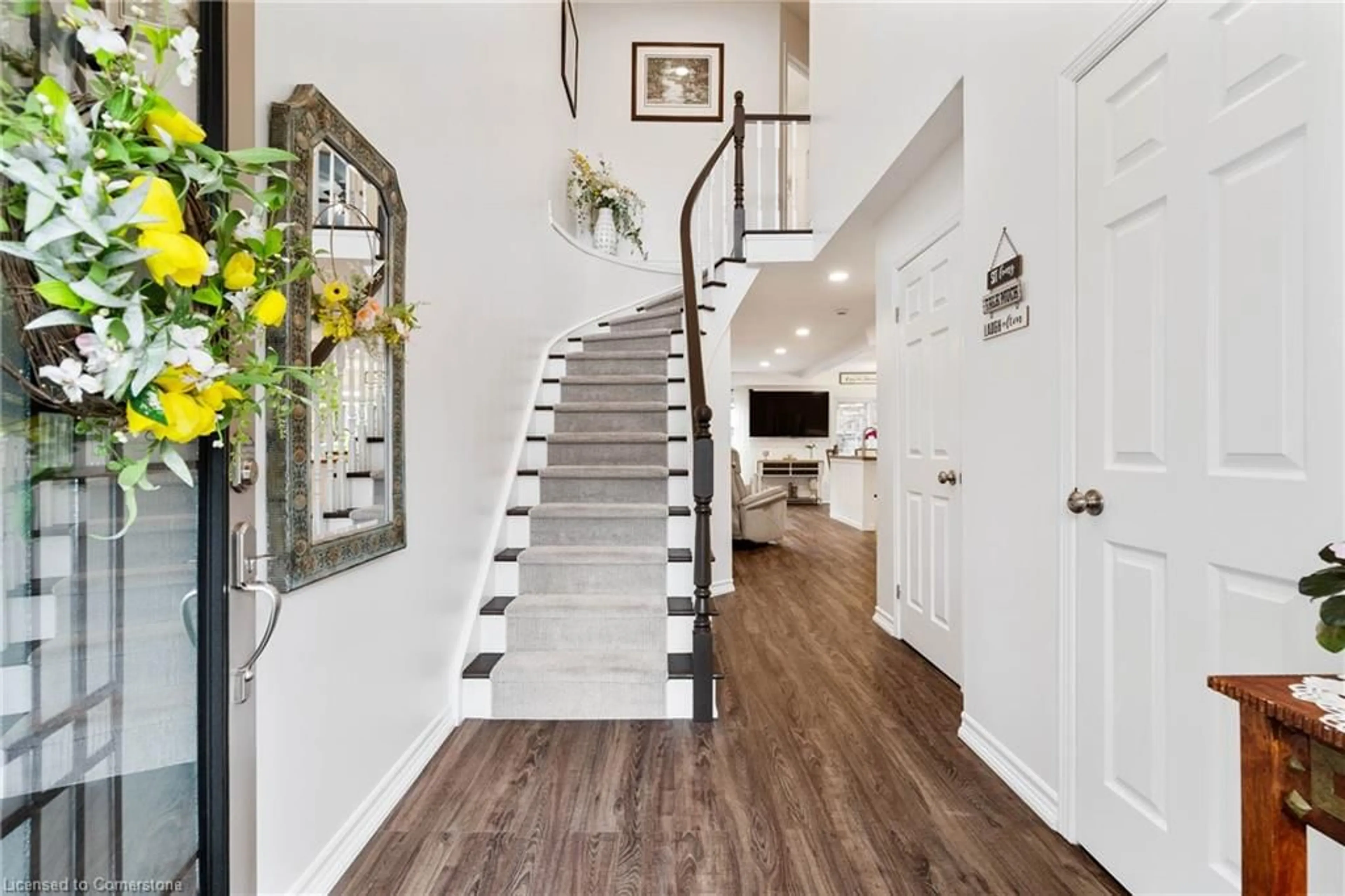 Indoor entryway for 1000 Upper Paradise Rd #9, Hamilton Ontario L9B 2S7
