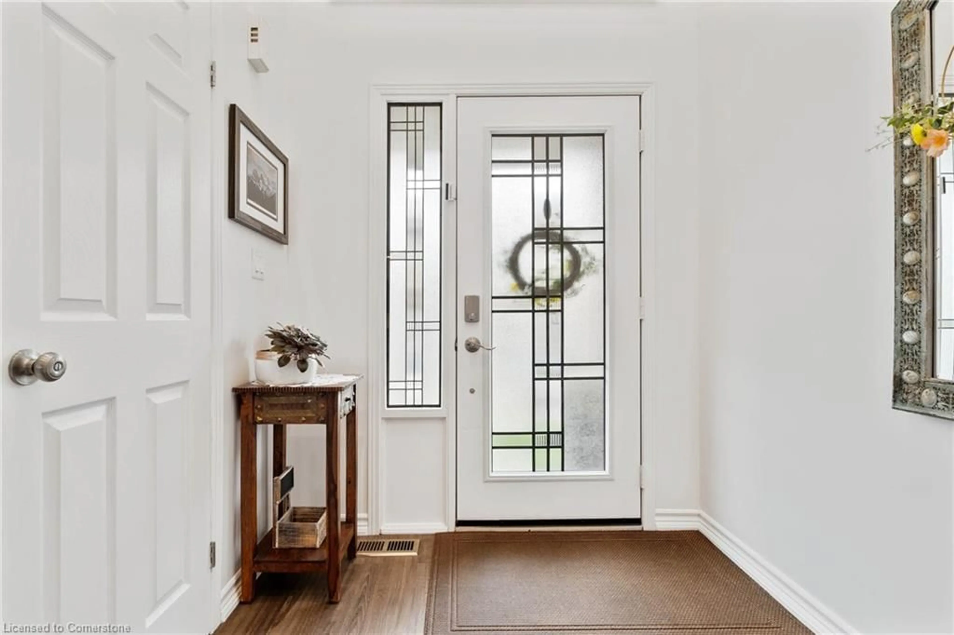Indoor entryway for 1000 Upper Paradise Rd #9, Hamilton Ontario L9B 2S7