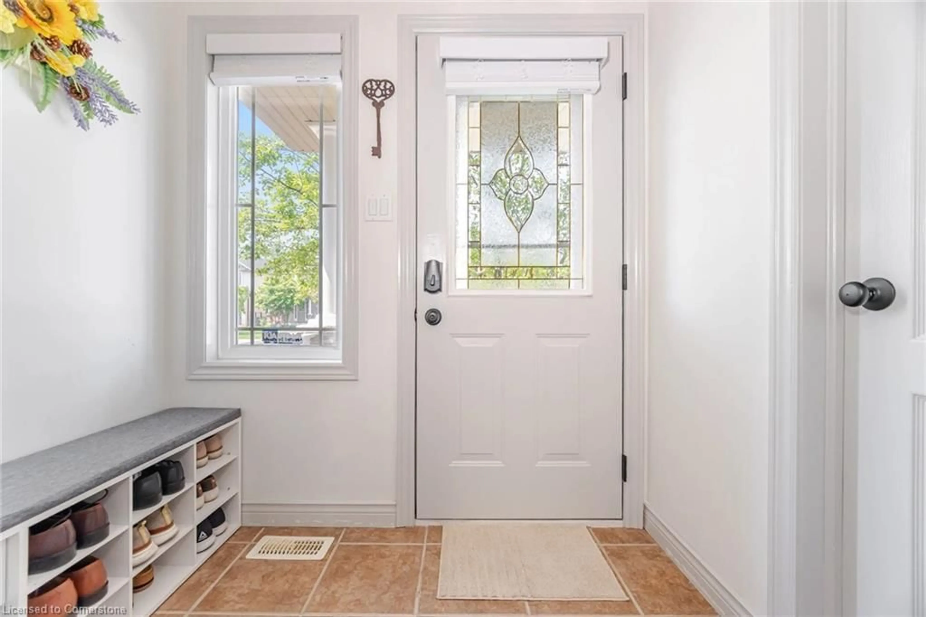 Indoor entryway for 39 Stoneham St, Alliston Ontario L9R 2E6