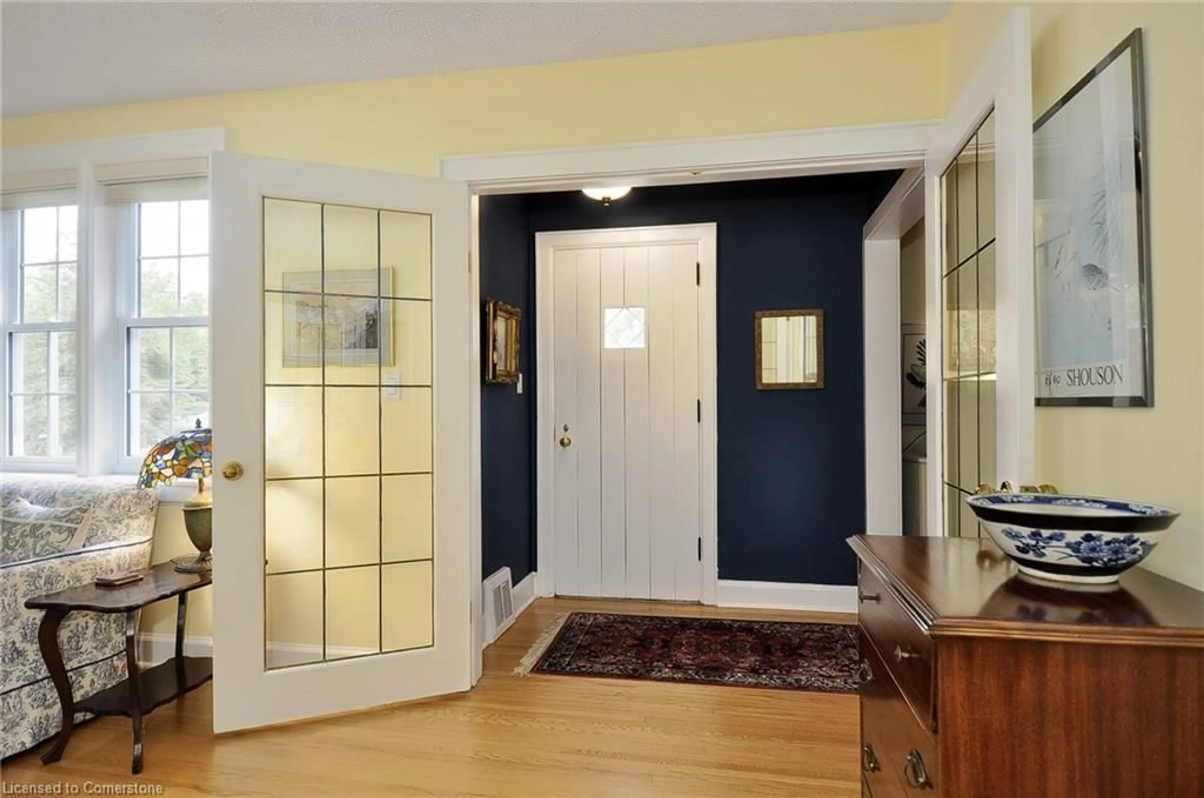 Indoor entryway for 343 Argyle St, Cambridge Ontario N3H 1R2