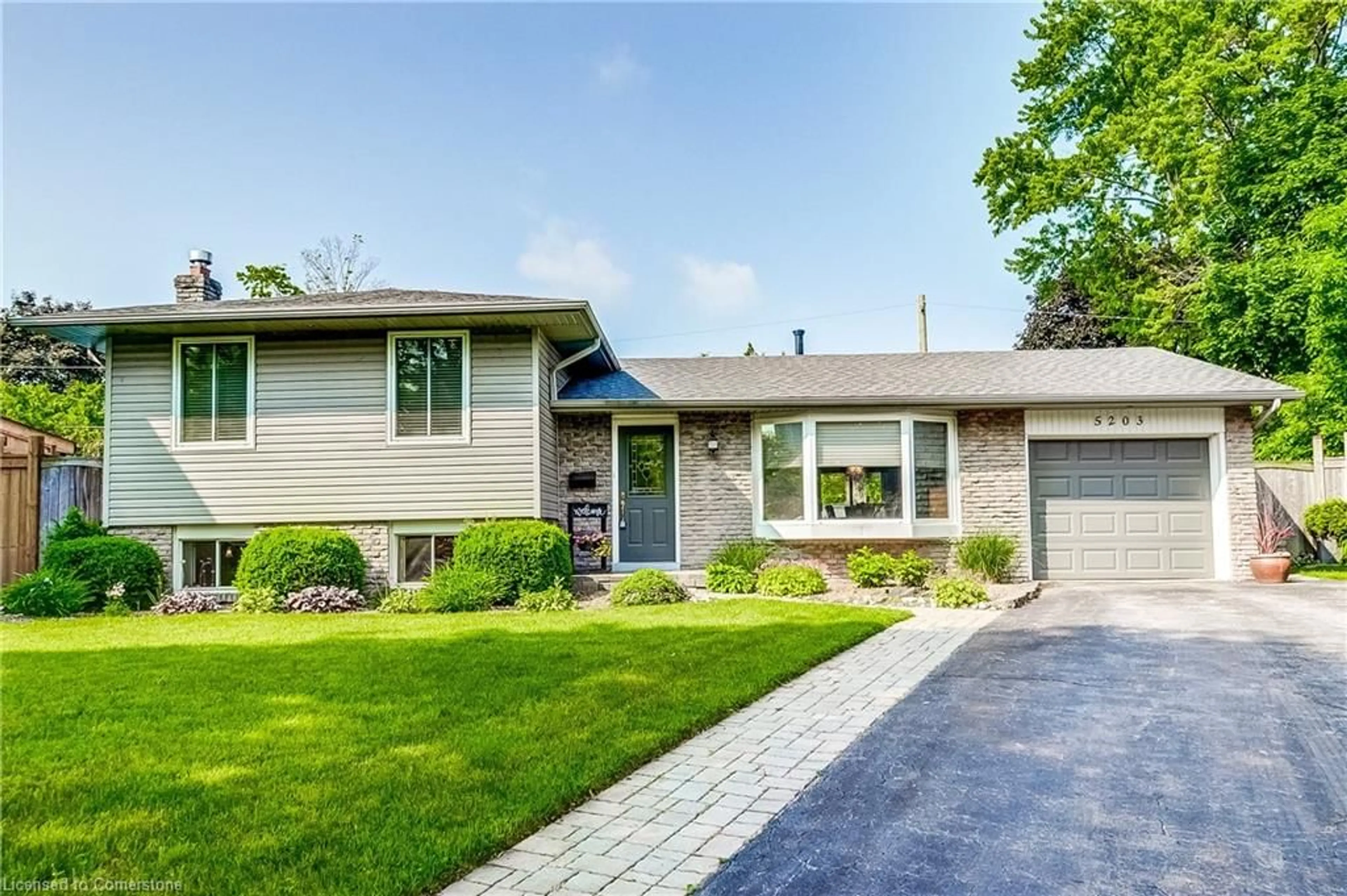 Home with vinyl exterior material, street for 5203 Broughton Cres, Burlington Ontario L7L 3C1