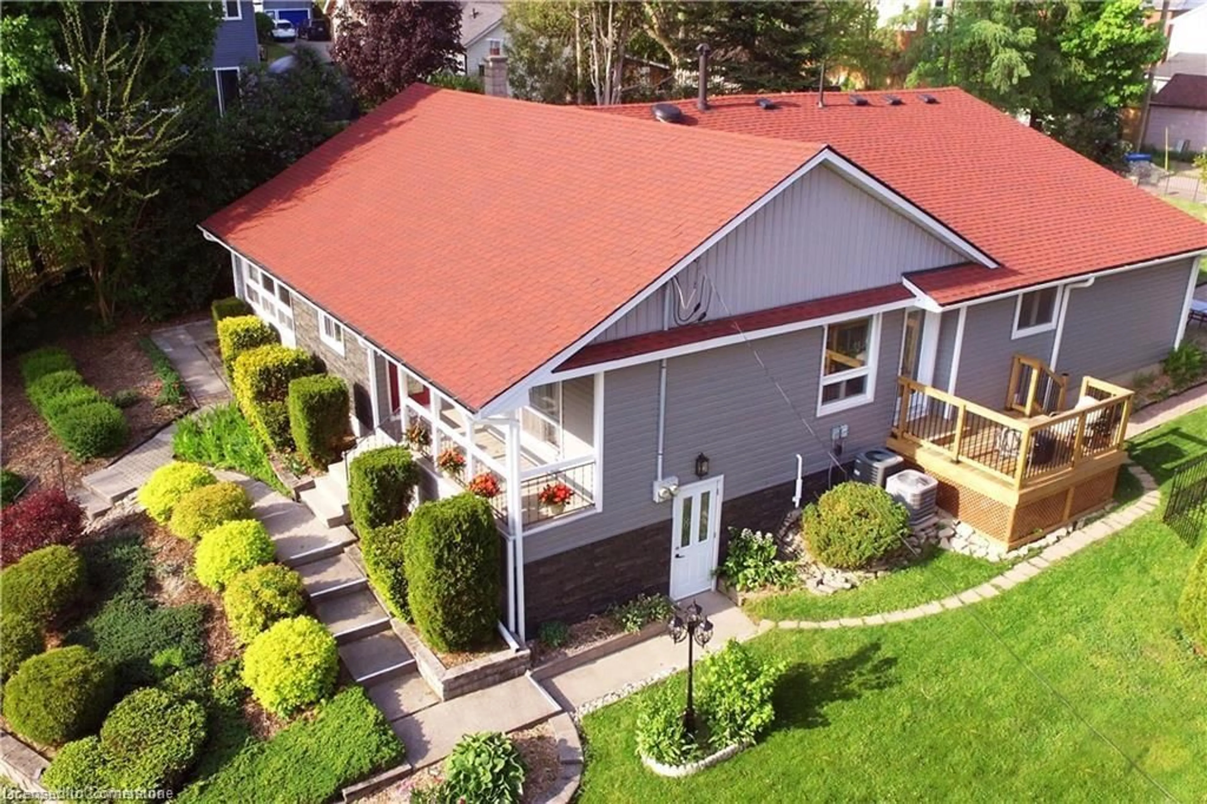 A pic from outside/outdoor area/front of a property/back of a property/a pic from drone, building for 65 Broadway St, Paris Ontario N3L 2S7
