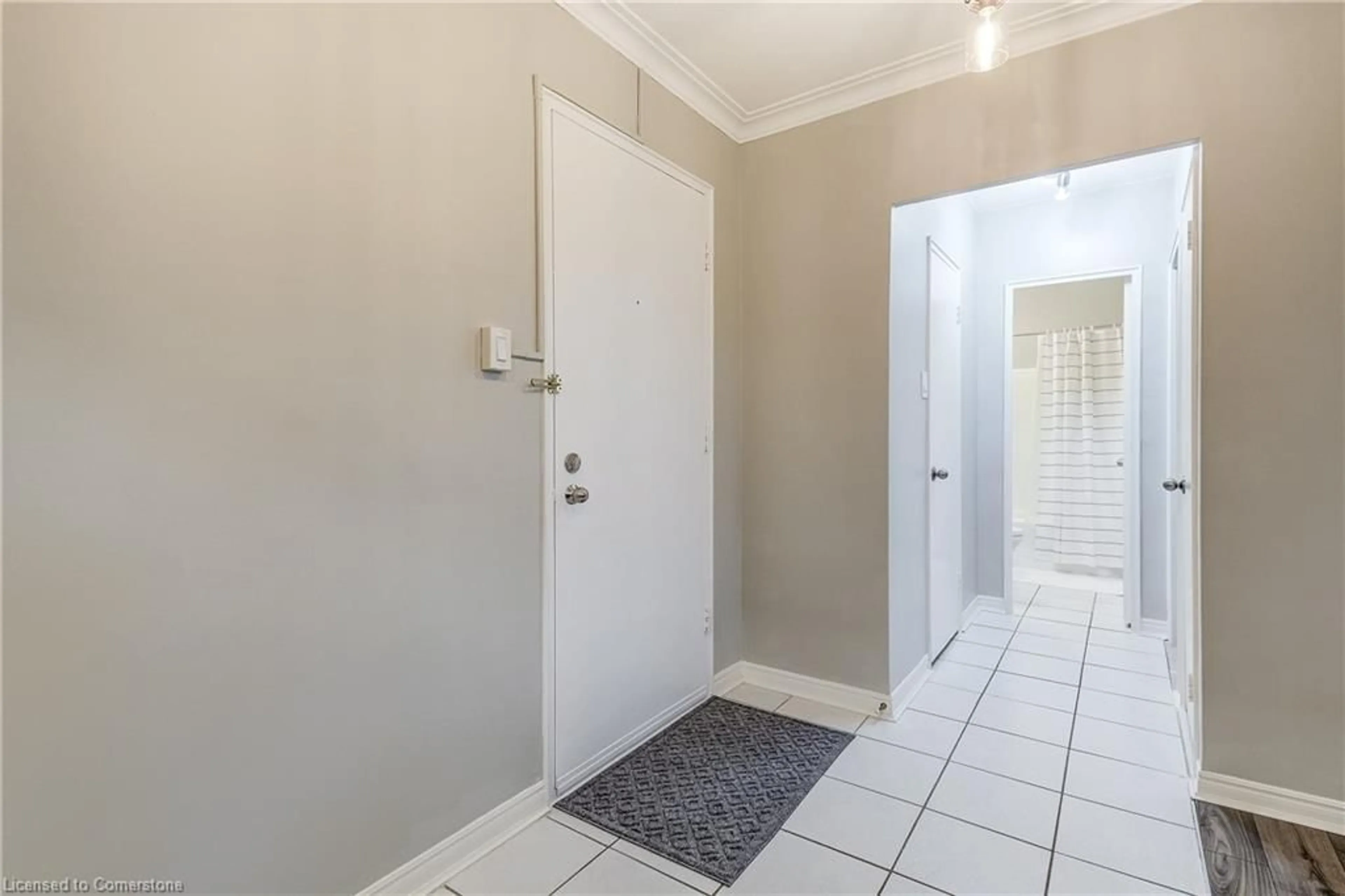Indoor entryway for 2052 Courtland Dr #104, Burlington Ontario L7R 1R8