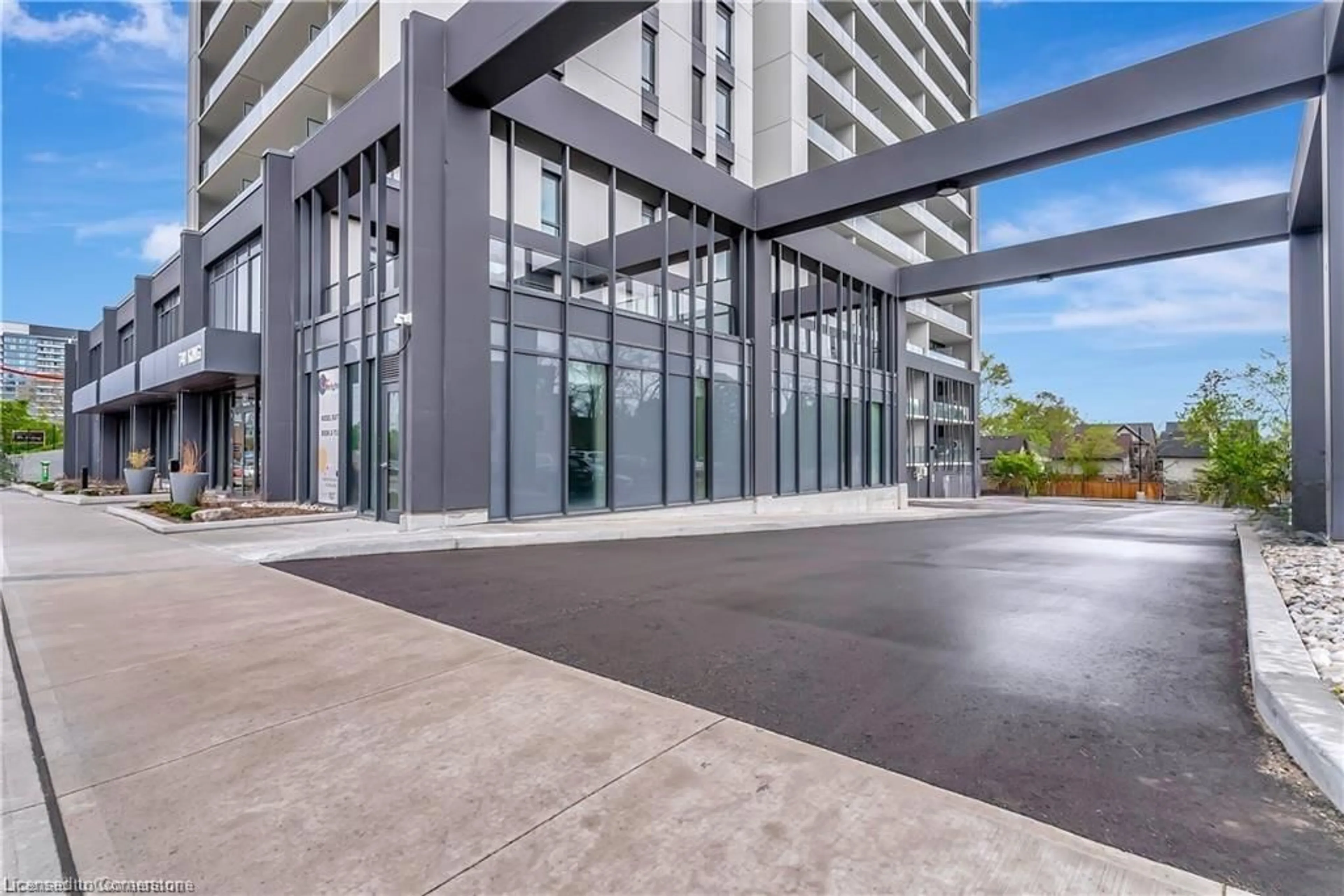 Indoor foyer for 741 King St #103, Kitchener Ontario N2G 0E9