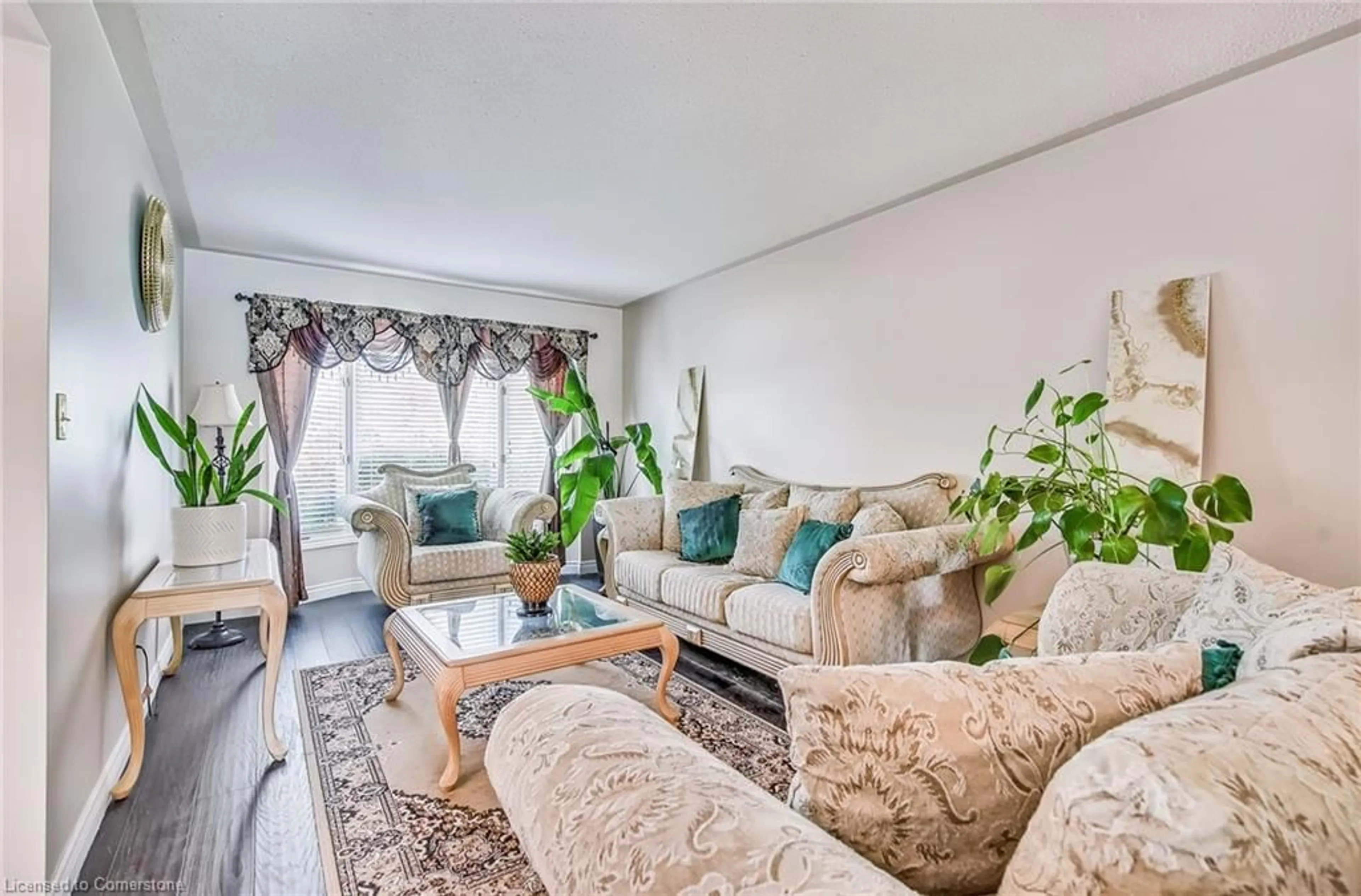 Living room with furniture, unknown for 15 Cynthia Crt, Fonthill Ontario L0S 1E1