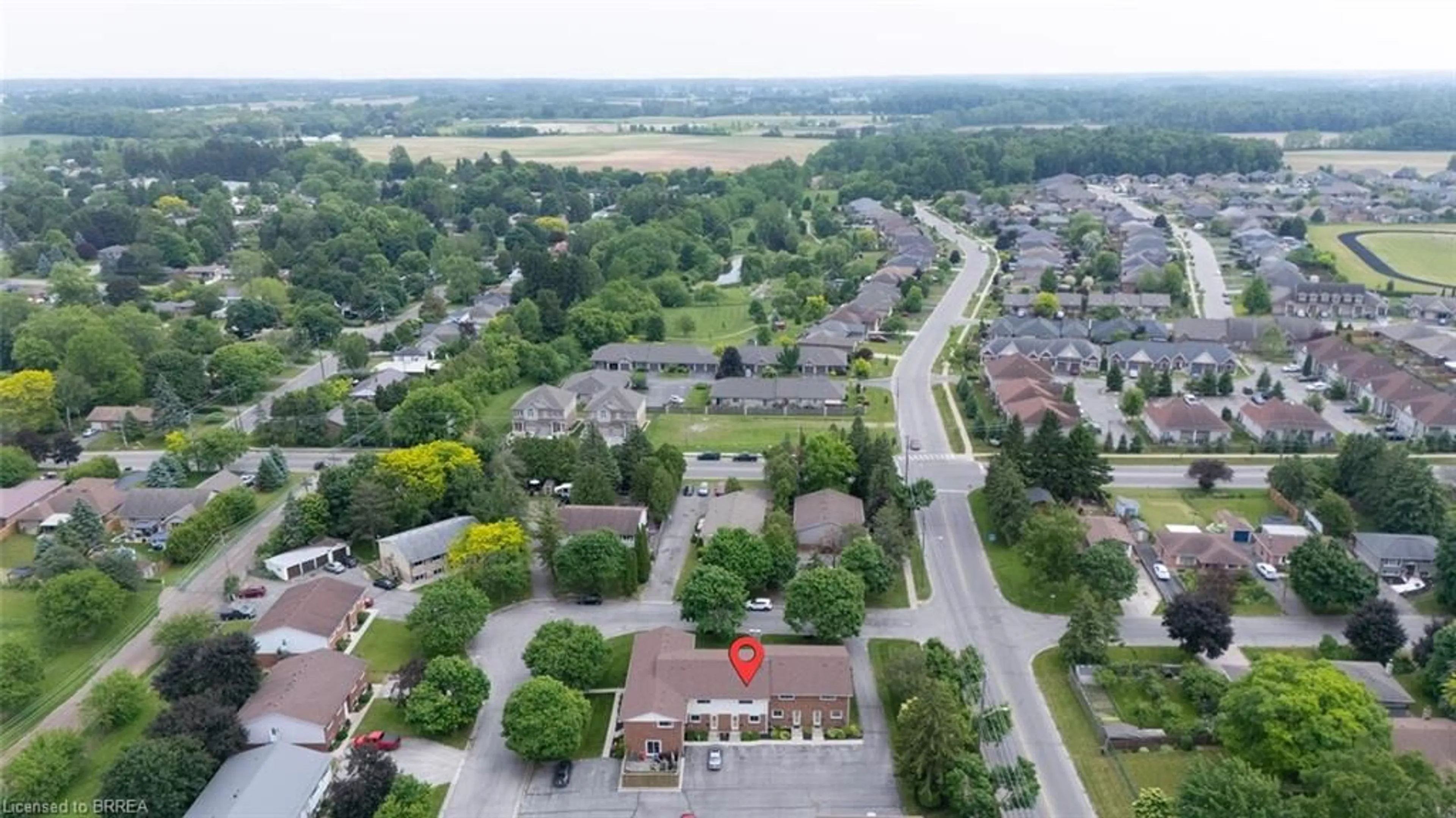 A pic from outside/outdoor area/front of a property/back of a property/a pic from drone, unknown for 32 Montclair Cres #16, Simcoe Ontario N3Y 4R9