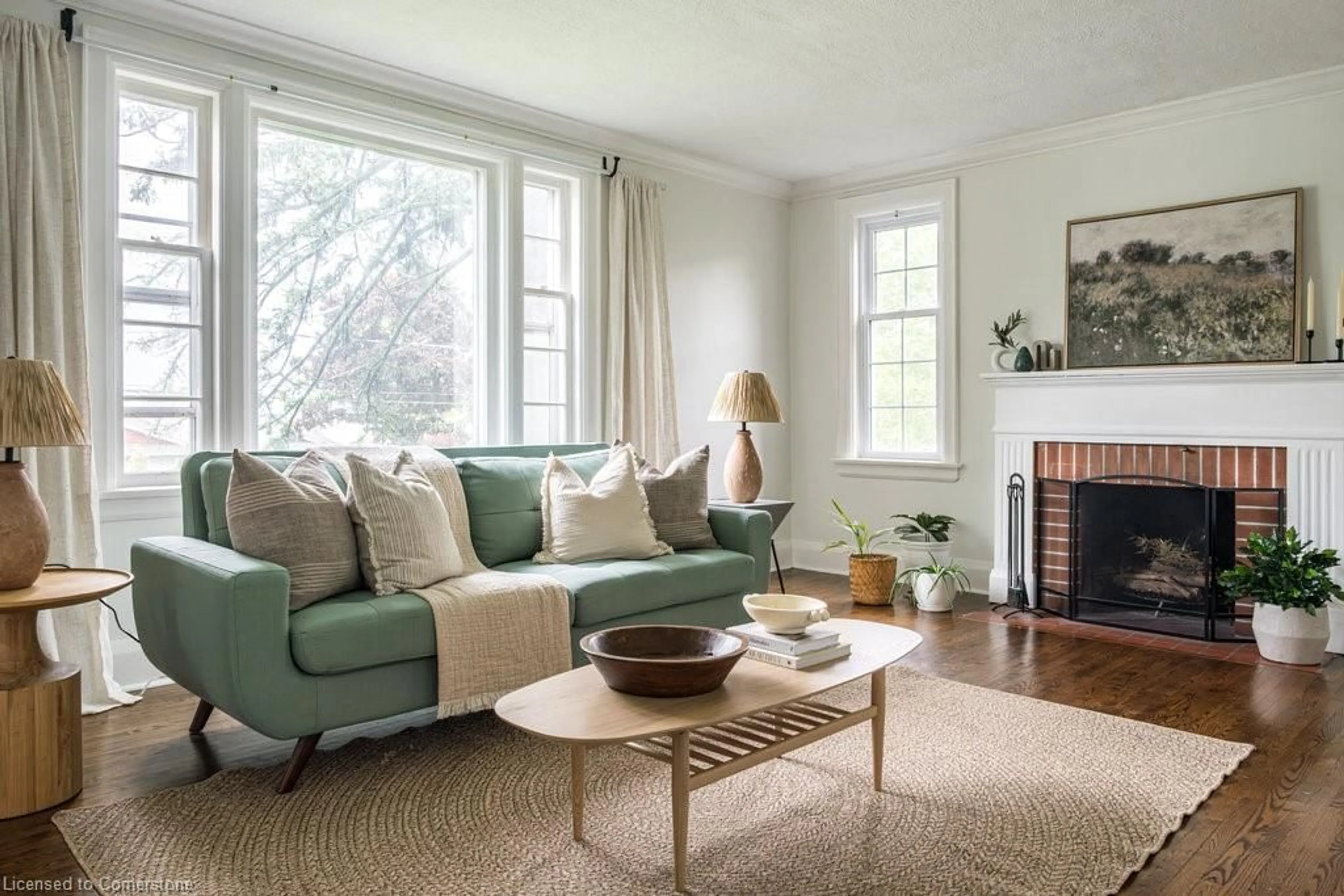 Living room with furniture, unknown for 5170 King Street, Beamsville Ontario L0R 1B0
