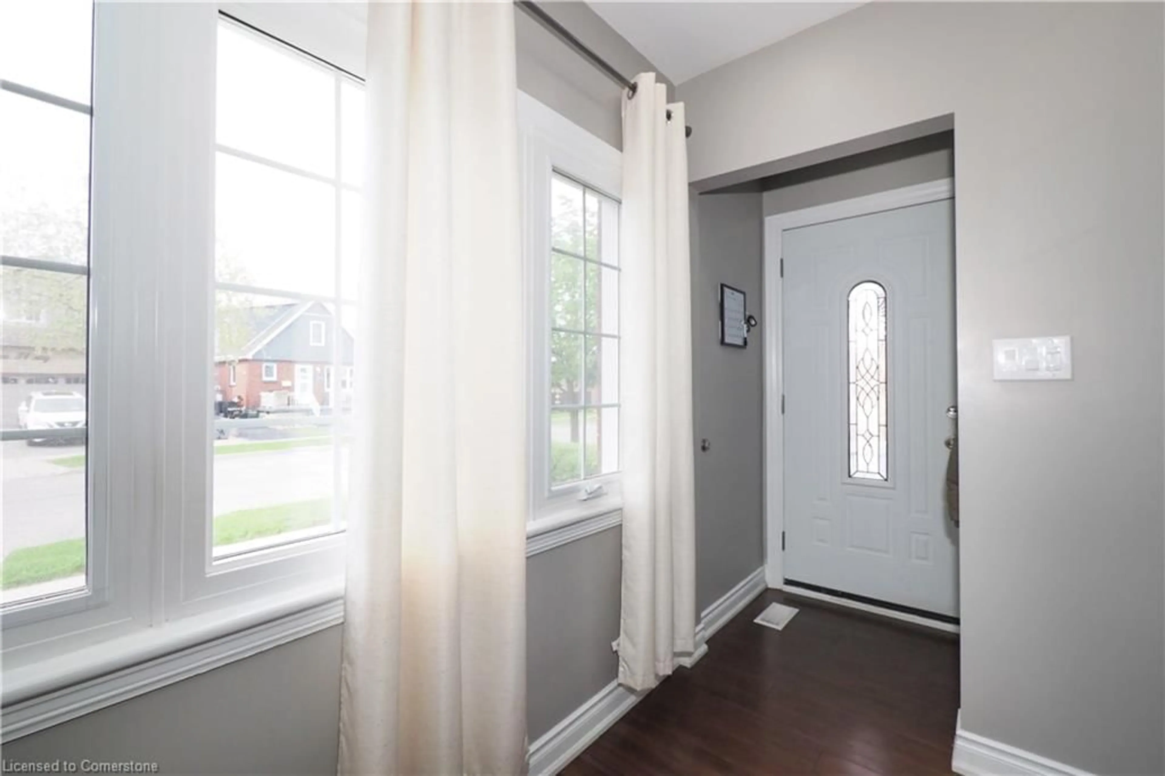 Indoor entryway for 131 Newlands Ave, Hamilton Ontario L8H 2T8