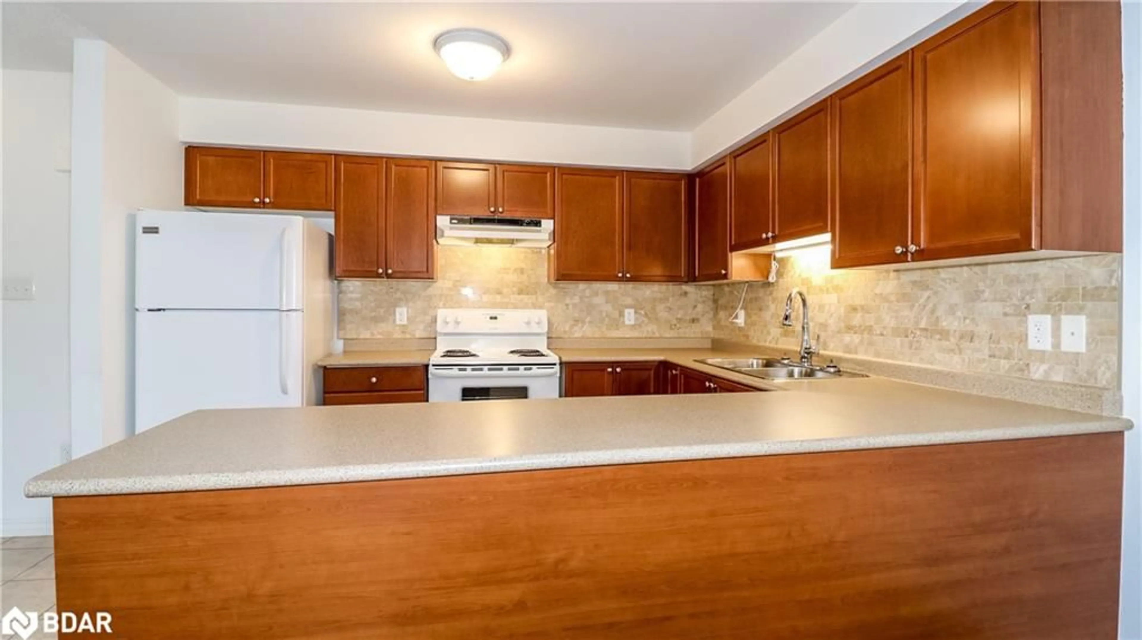 Standard kitchen, wood/laminate floor for 43 Coulter St #19, Barrie Ontario L4N 6L9