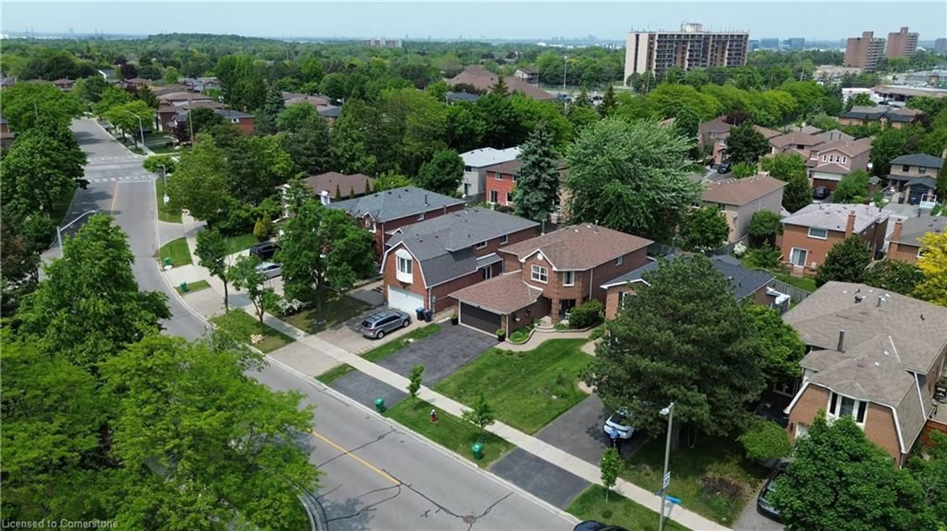 A pic from outside/outdoor area/front of a property/back of a property/a pic from drone, street for 6827 Edenwood Dr, Mississauga Ontario L5N 3X9