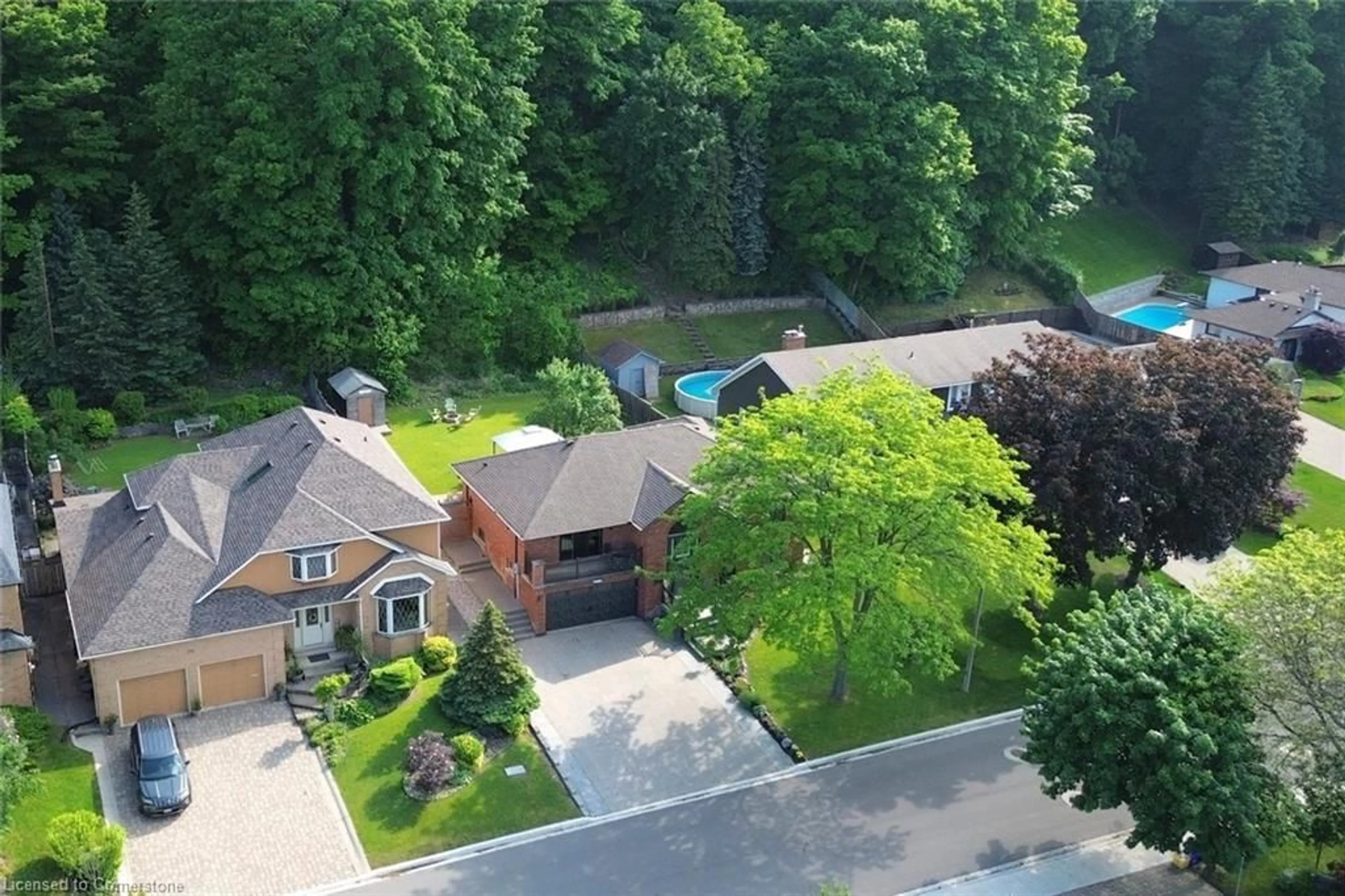 A pic from outside/outdoor area/front of a property/back of a property/a pic from drone, street for 72 Maple Dr, Stoney Creek Ontario L8G 3C2