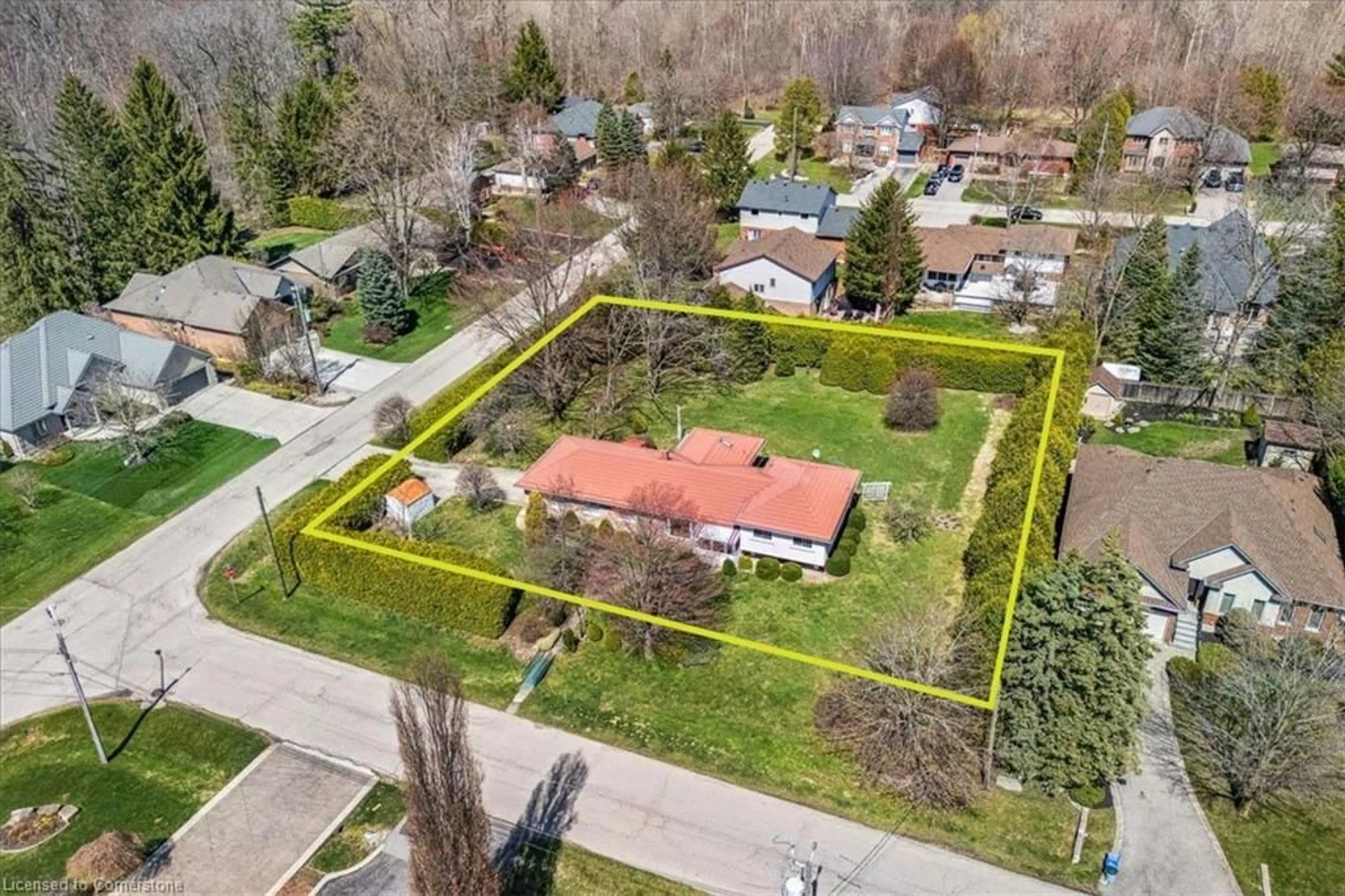 A pic from outside/outdoor area/front of a property/back of a property/a pic from drone, street for 1 Westview Cres, Waterdown Ontario L8B 0E4