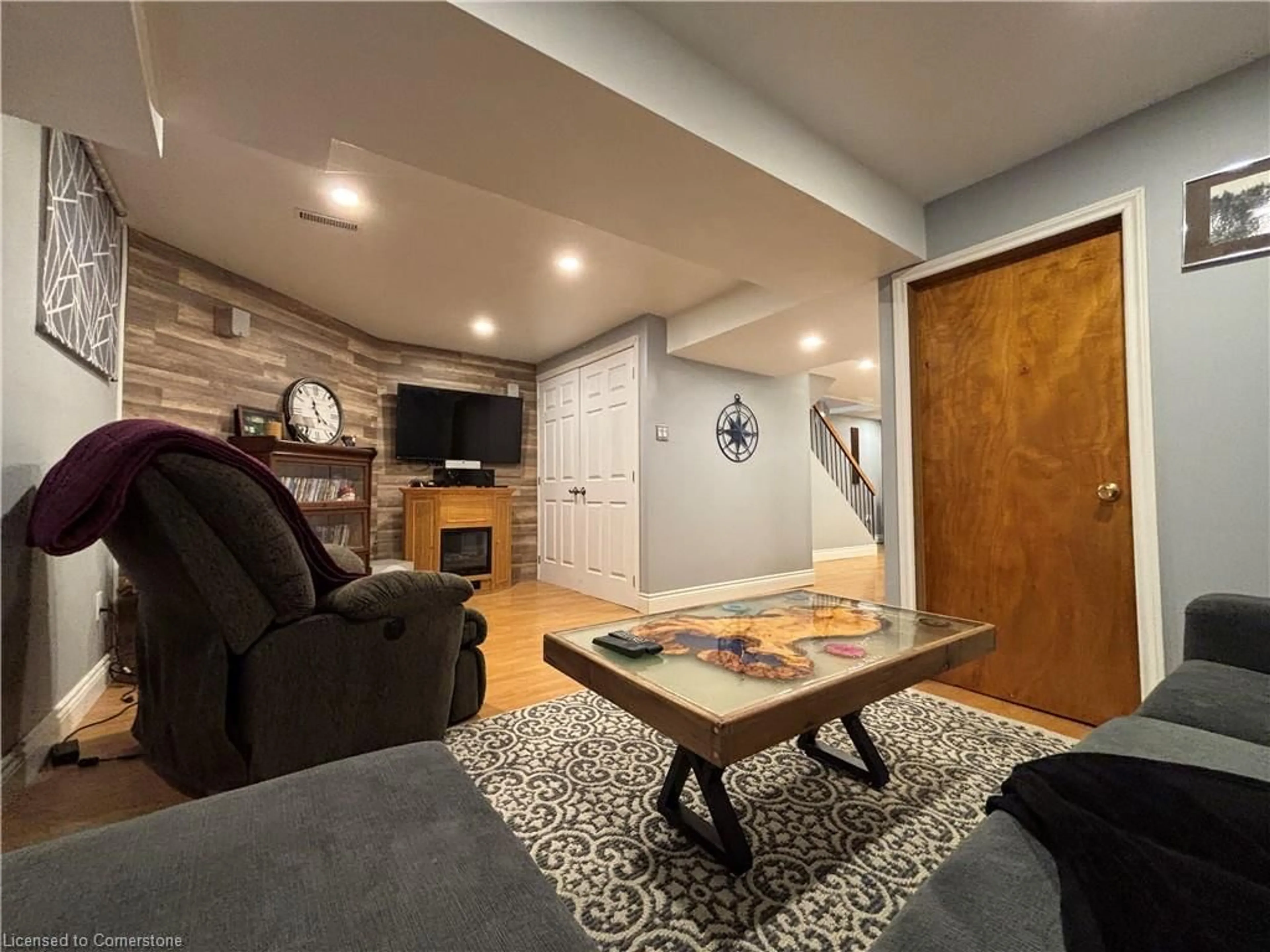 Living room with furniture, wood/laminate floor for 7163 Fayette Cir, Mississauga Ontario L5N 1Y5