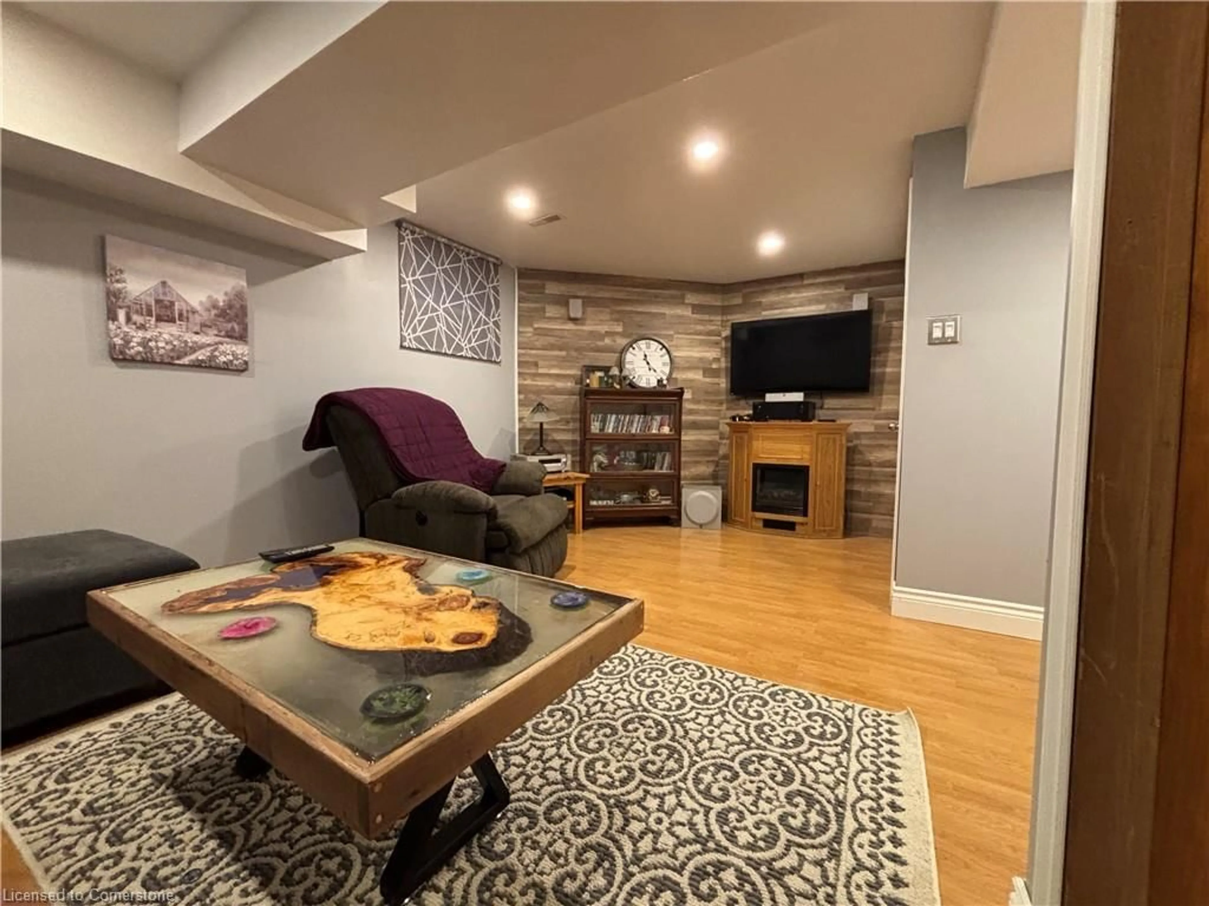 Living room with furniture, wood/laminate floor for 7163 Fayette Cir, Mississauga Ontario L5N 1Y5