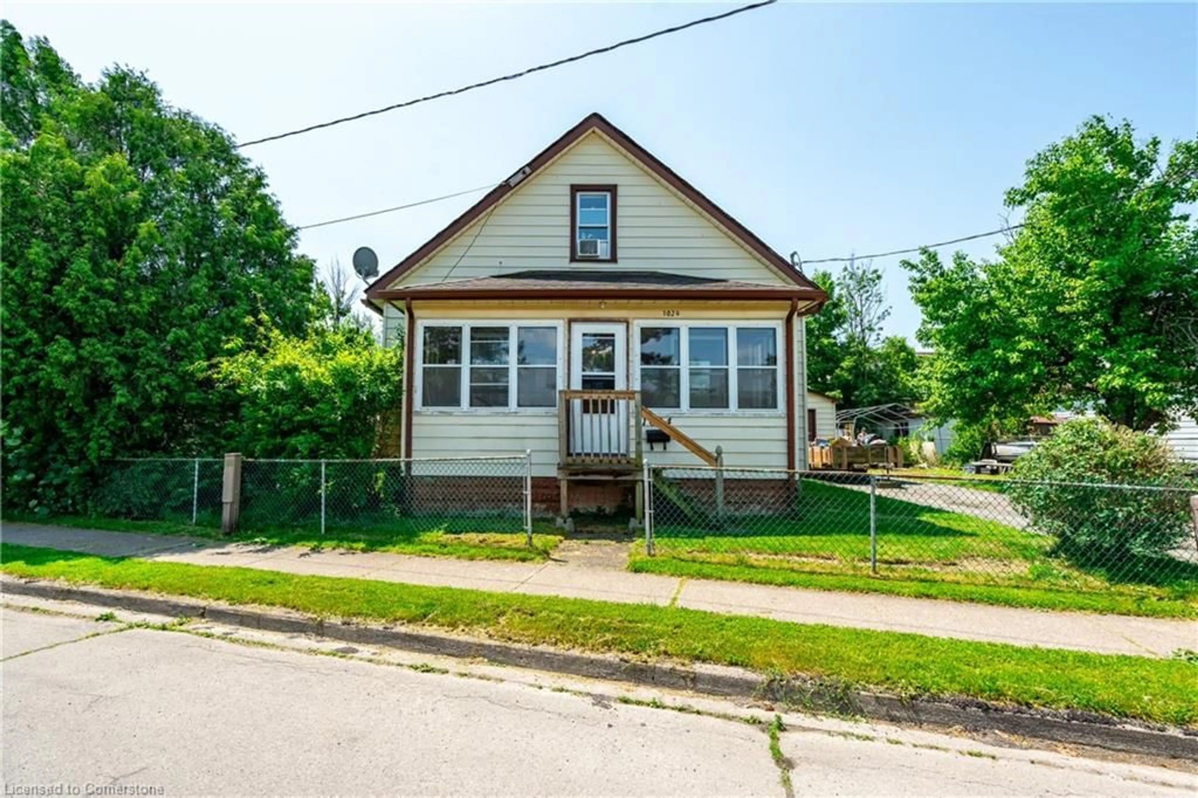 Home with vinyl exterior material, street for 1024 Railroad Ave, Welland Ontario L3B 5G2