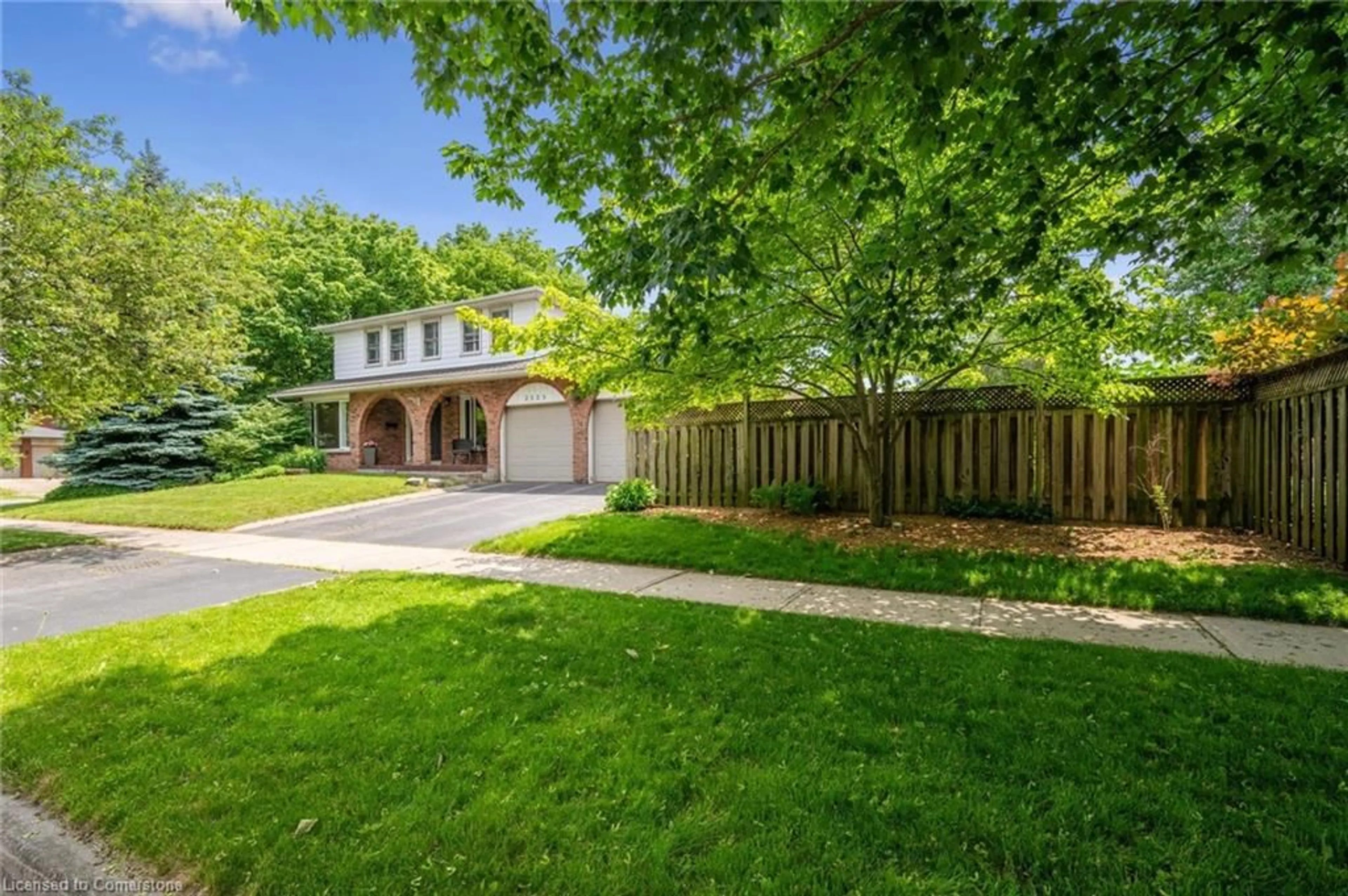 A pic from outside/outdoor area/front of a property/back of a property/a pic from drone, street for 2525 Woburn Cres, Oakville Ontario L6L 5E8