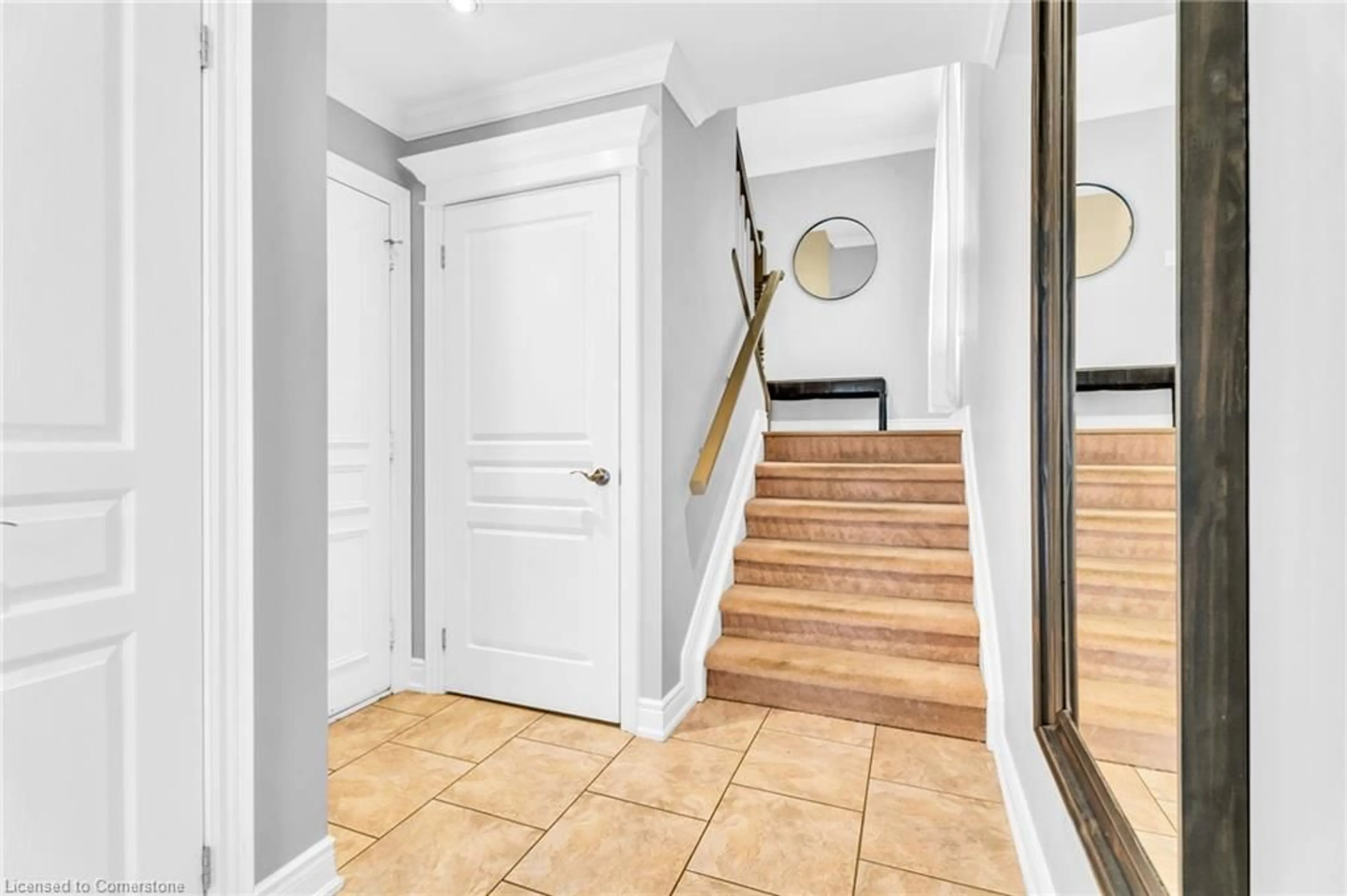Indoor entryway for 512 Mary St, Burlington Ontario L7T 2V3