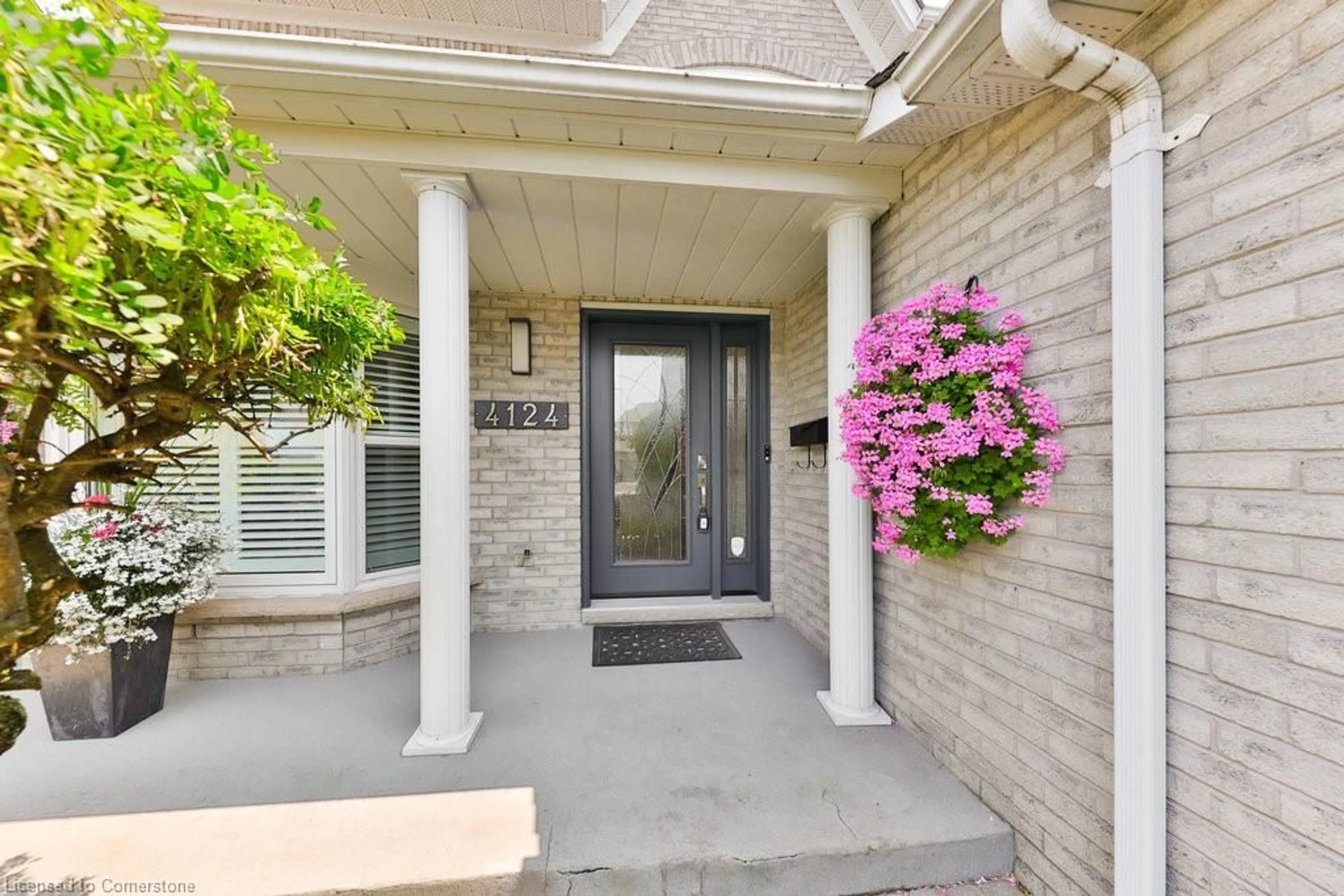 Indoor entryway for 4124 Millcroft Park Dr, Burlington Ontario L7V 3V8