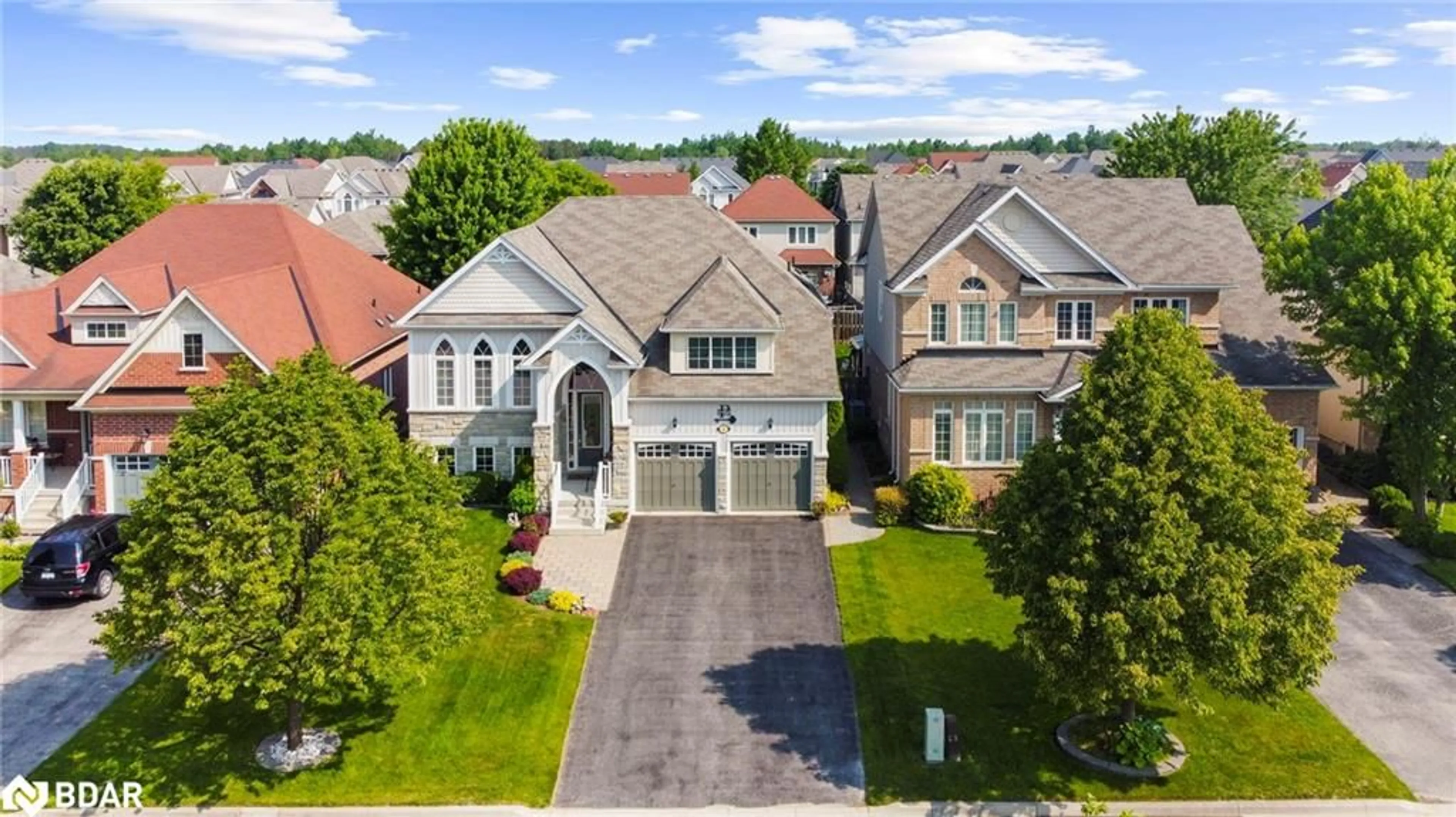 A pic from outside/outdoor area/front of a property/back of a property/a pic from drone, street for 40 Collier Cres, Angus Ontario L3W 0M6