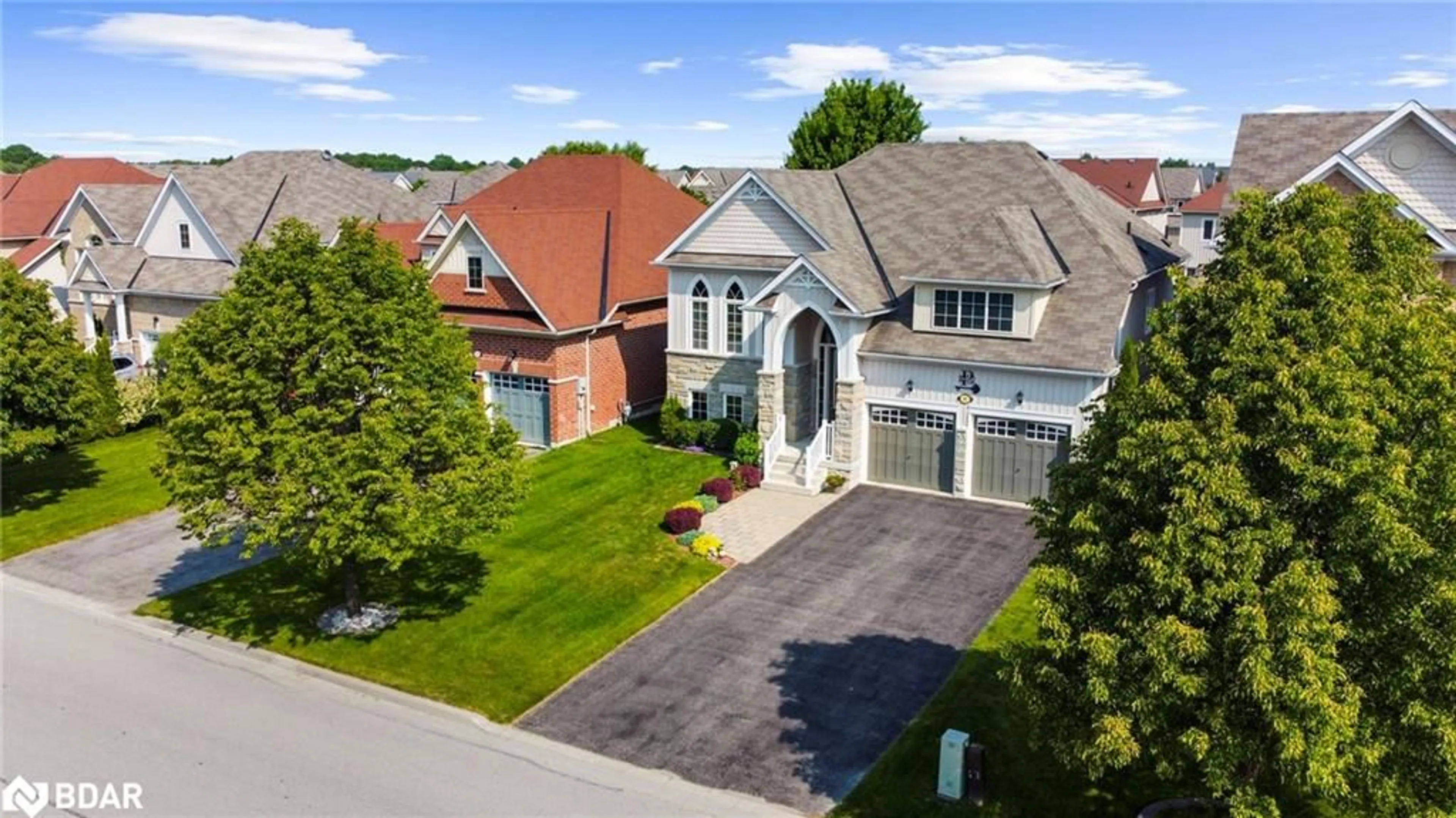 A pic from outside/outdoor area/front of a property/back of a property/a pic from drone, street for 40 Collier Cres, Angus Ontario L3W 0M6