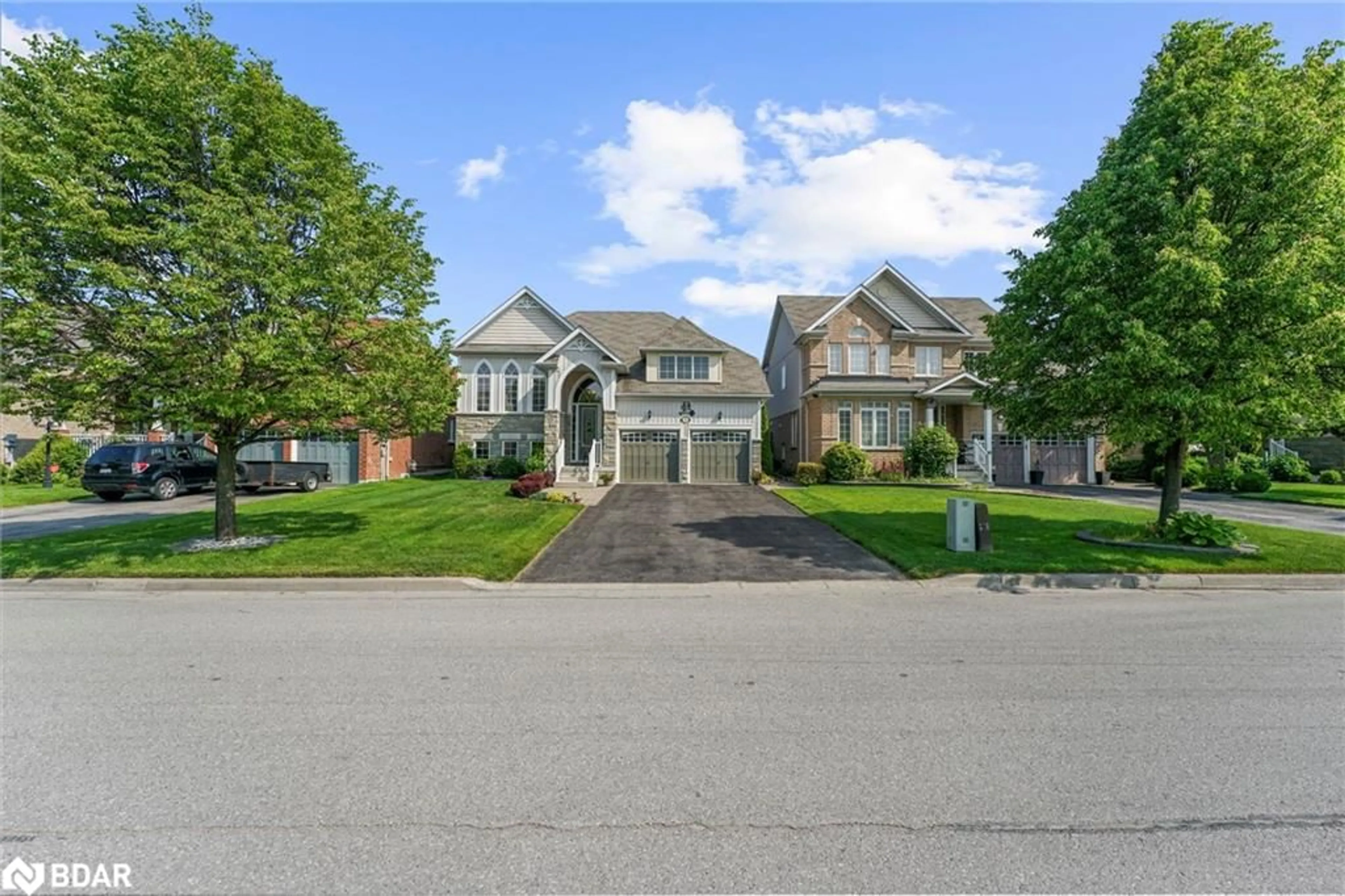 A pic from outside/outdoor area/front of a property/back of a property/a pic from drone, street for 40 Collier Cres, Angus Ontario L3W 0M6