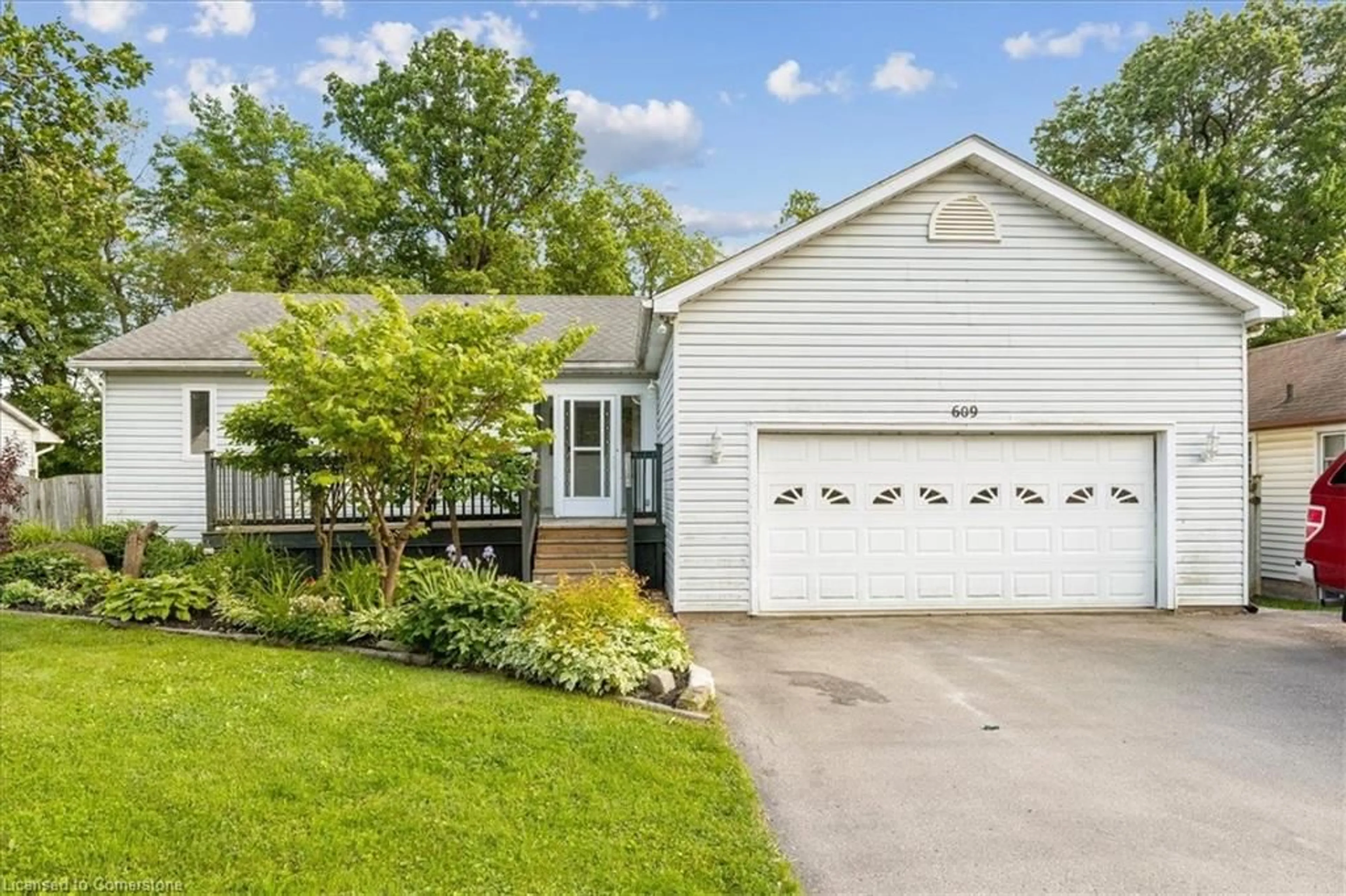 Home with vinyl exterior material, street for 609 Oakes Dr, Fort Erie Ontario L2A 6A9
