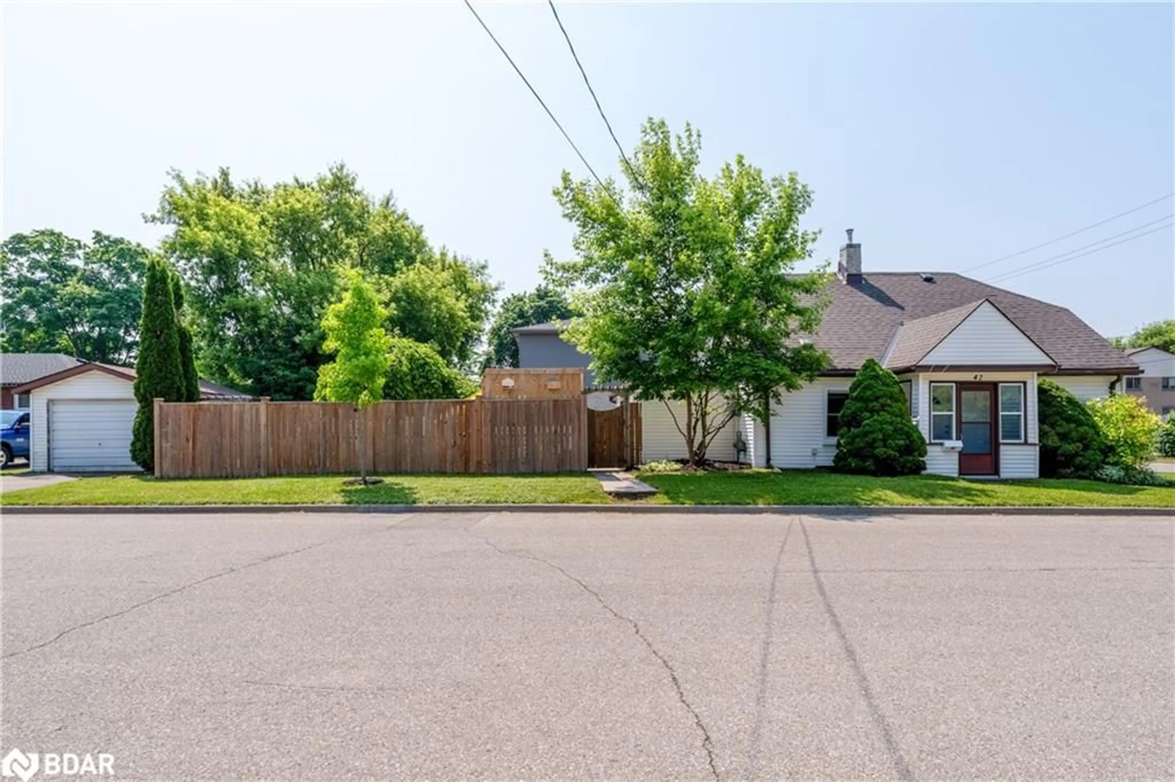 A pic from outside/outdoor area/front of a property/back of a property/a pic from drone, street for 42 Graham Ave, Brantford Ontario N3T 1C5