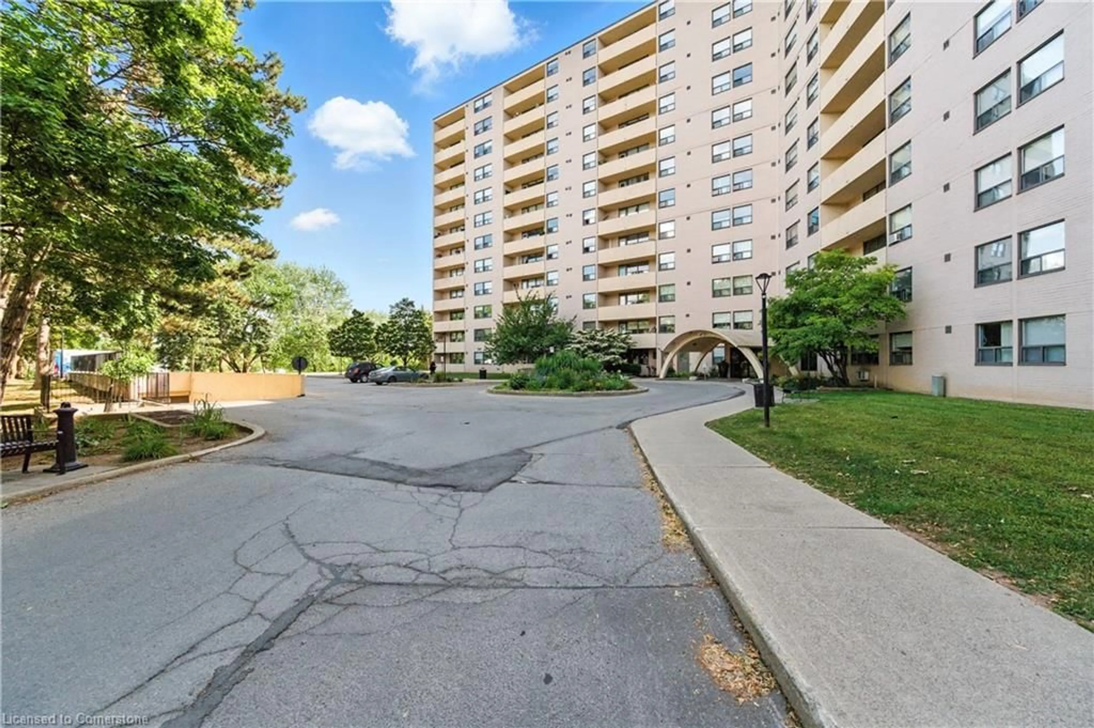 Patio, street for 700 Dynes Rd #1008, Burlington Ontario L7N 3M2