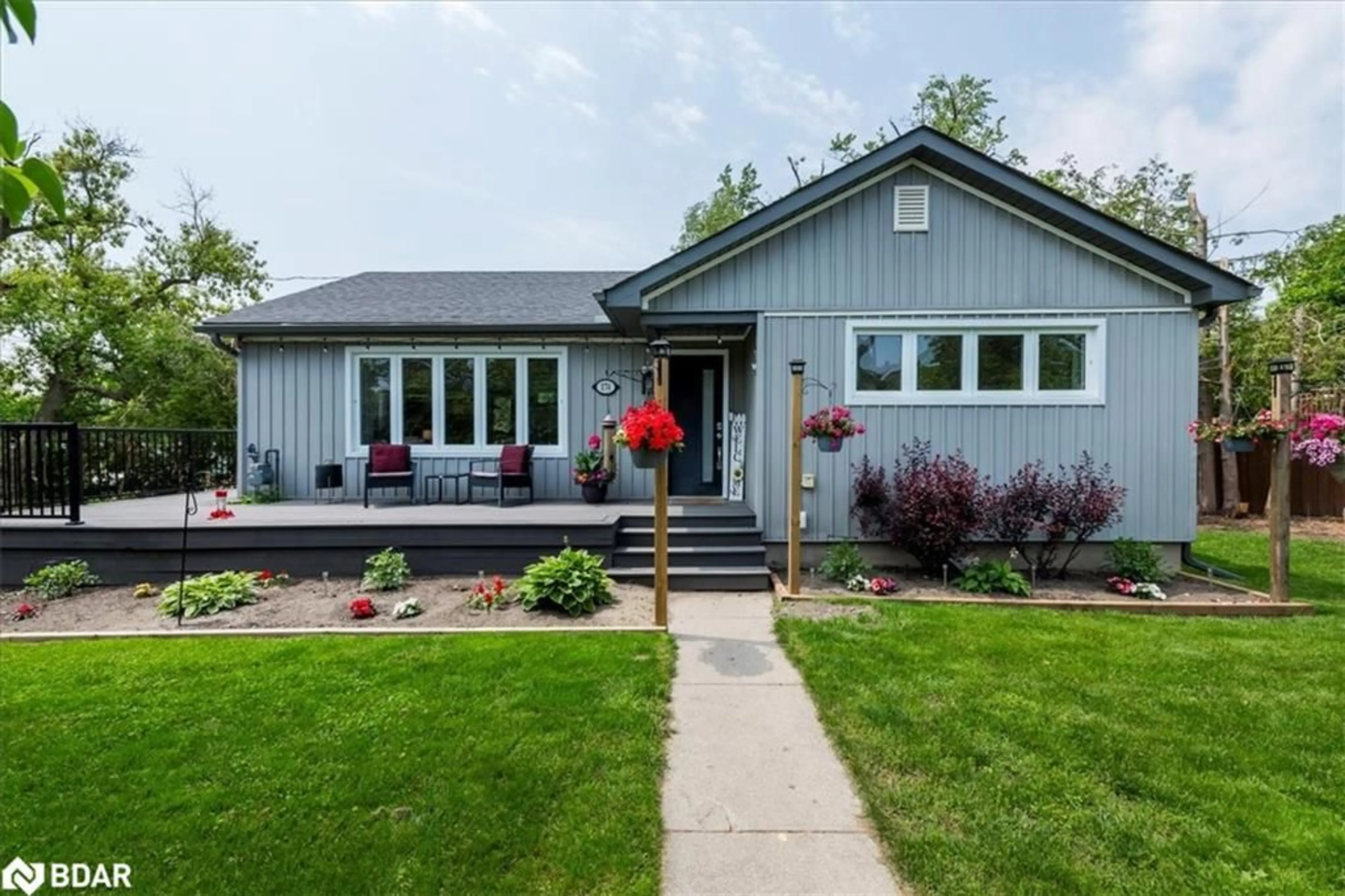 Home with vinyl exterior material, street for 174 Duckworth St, Barrie Ontario L4M 3W5