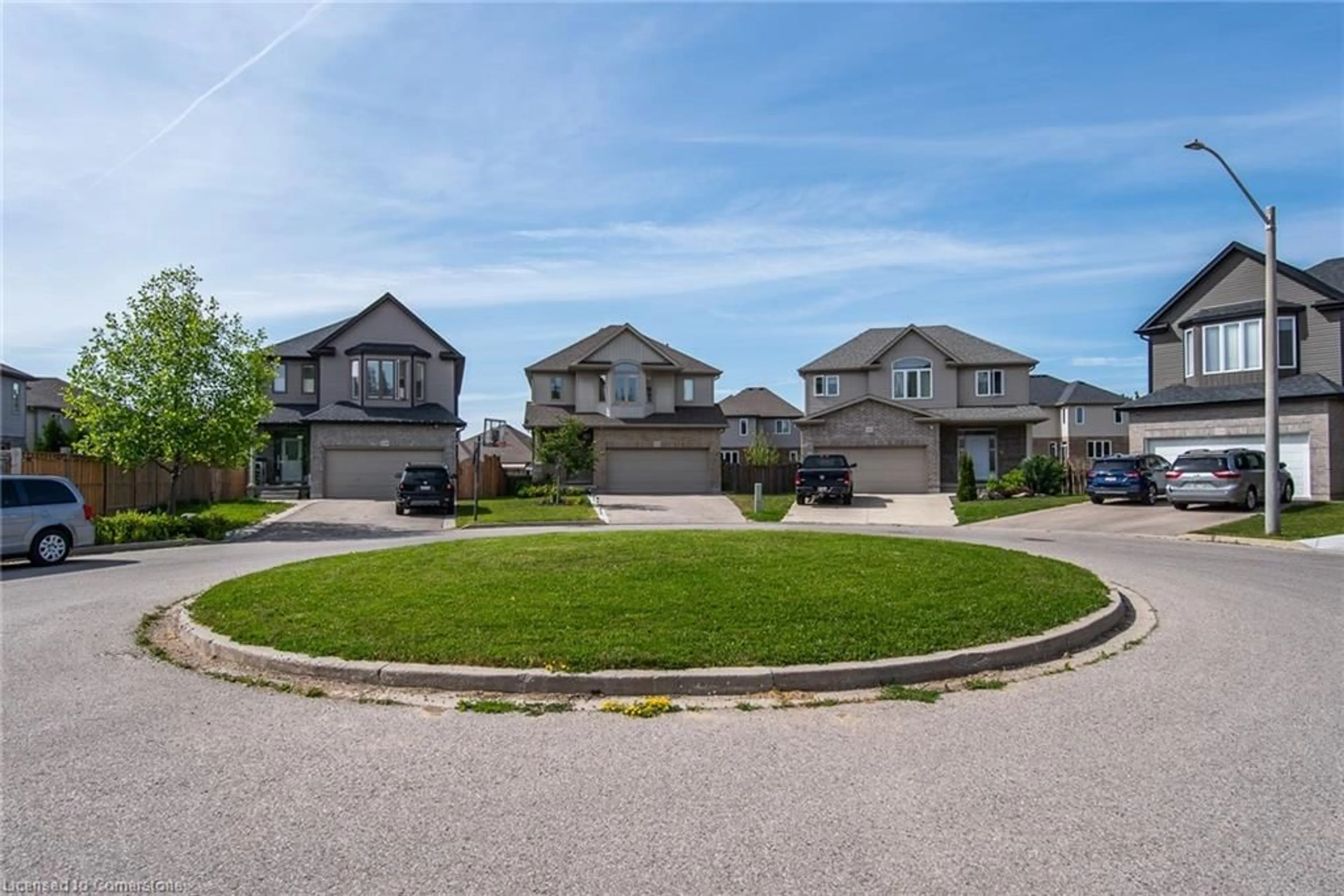 A pic from outside/outdoor area/front of a property/back of a property/a pic from drone, street for 330 Thornhill Pl, Waterloo Ontario N2T 0A9