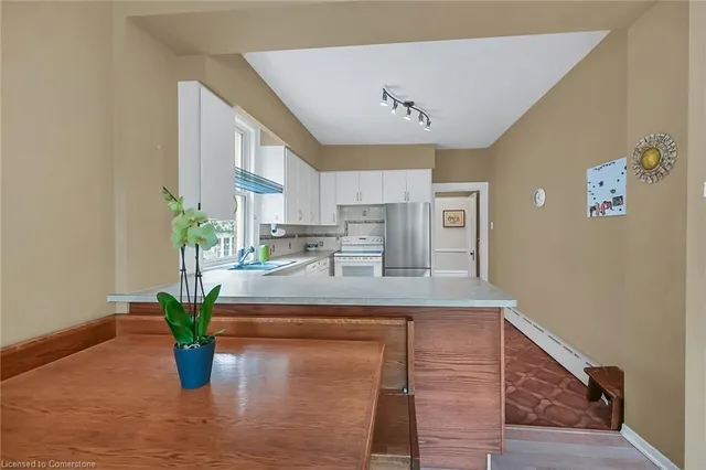 Additional image 25 of 40 Undermount Ave