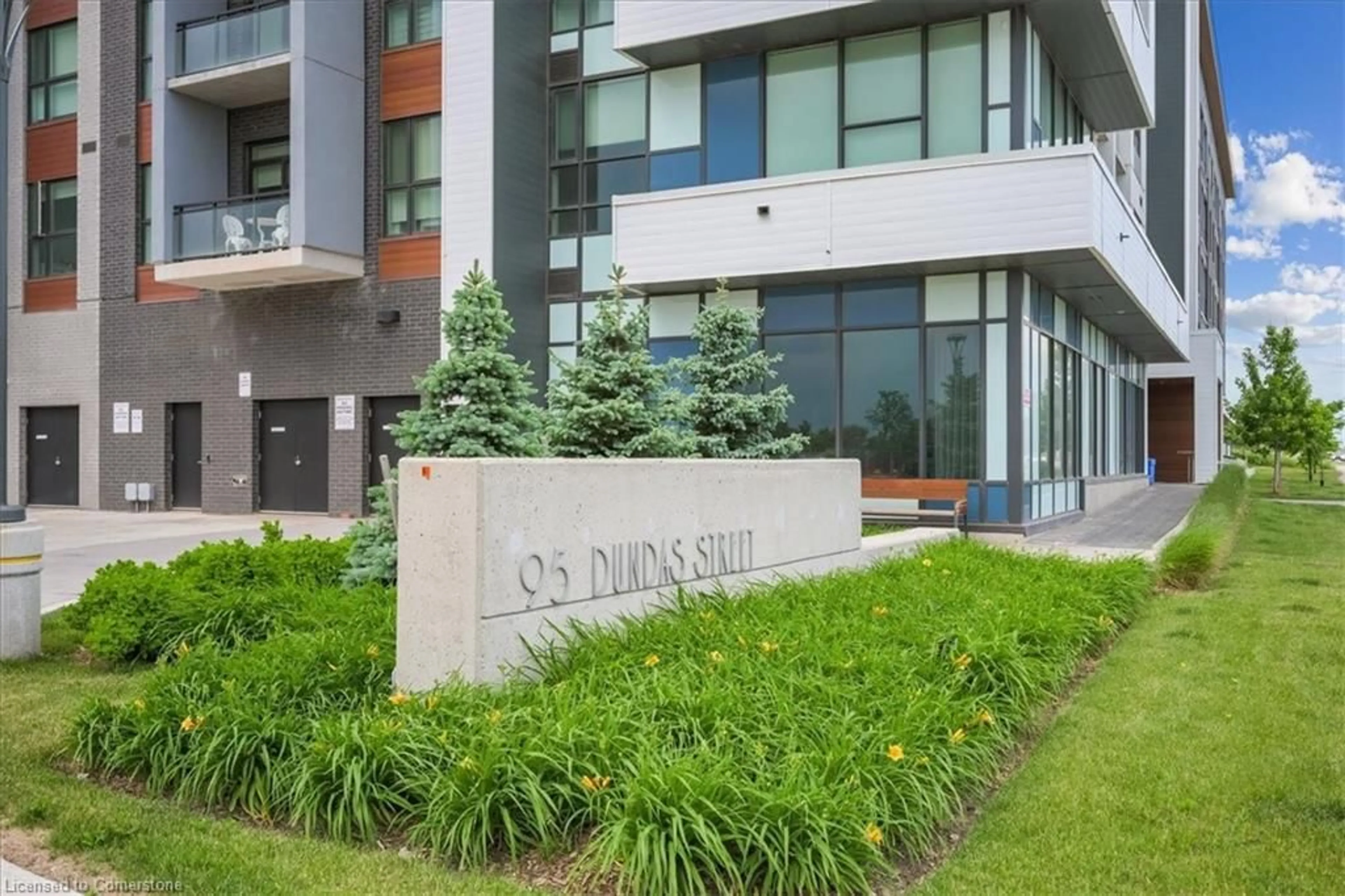 Indoor foyer for 95 Dundas St #125, Oakville Ontario L6M 5N4