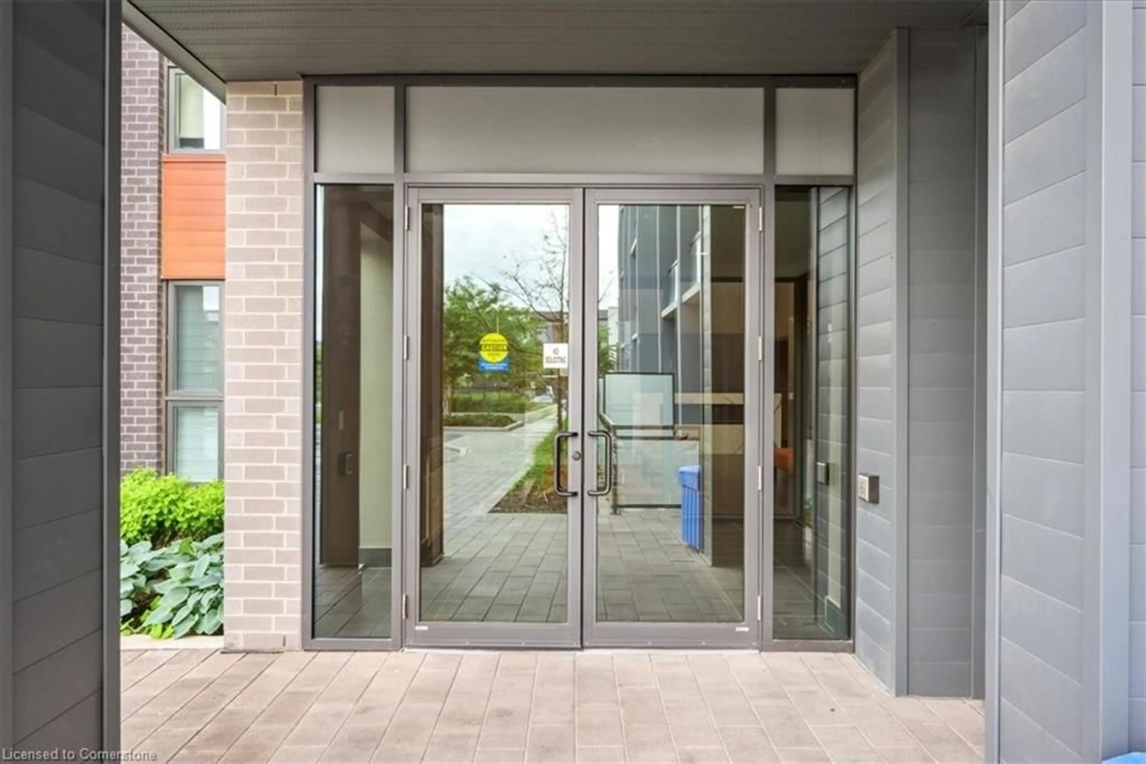 Indoor foyer for 95 Dundas St #125, Oakville Ontario L6M 5N4
