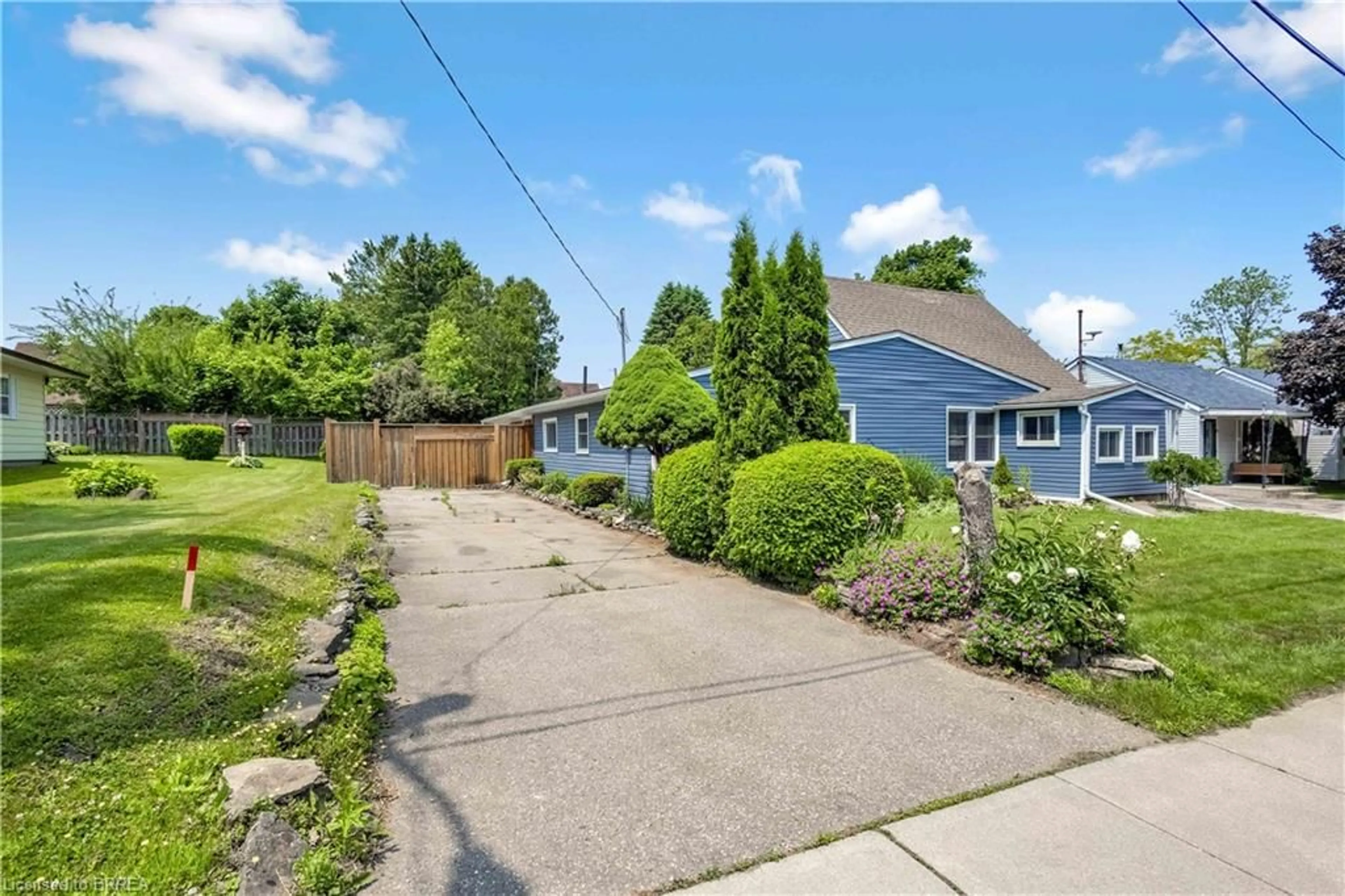 A pic from outside/outdoor area/front of a property/back of a property/a pic from drone, street for 14 Barker St, Paris Ontario N3L 2H5