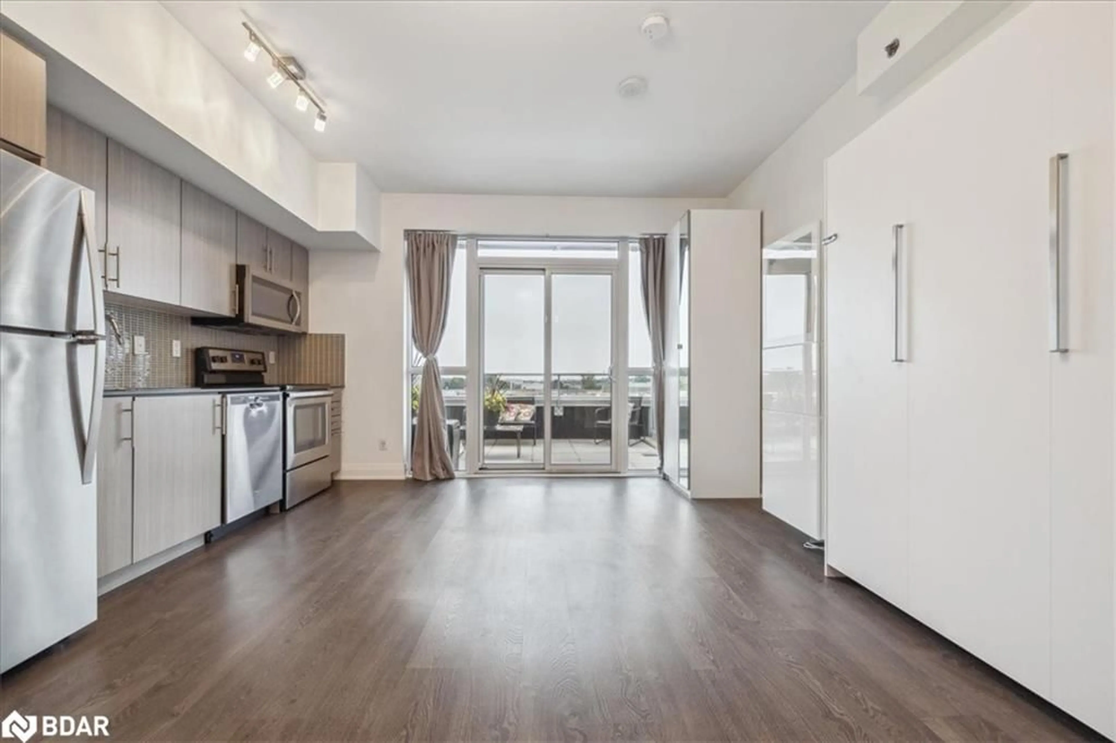 Open concept kitchen, wood/laminate floor for 55 Speers Road Rd #12, Oakville Ontario L6K 0H9