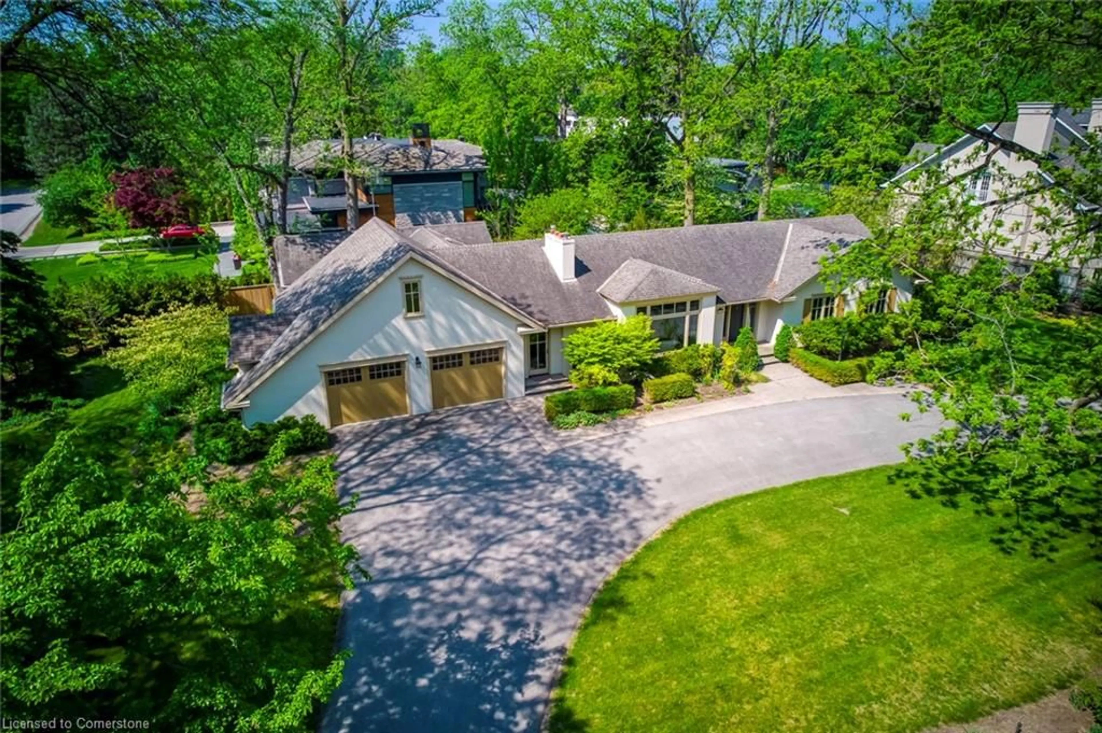 A pic from outside/outdoor area/front of a property/back of a property/a pic from drone, unknown for 174 Chartwell Rd, Oakville Ontario L6J 3Z8