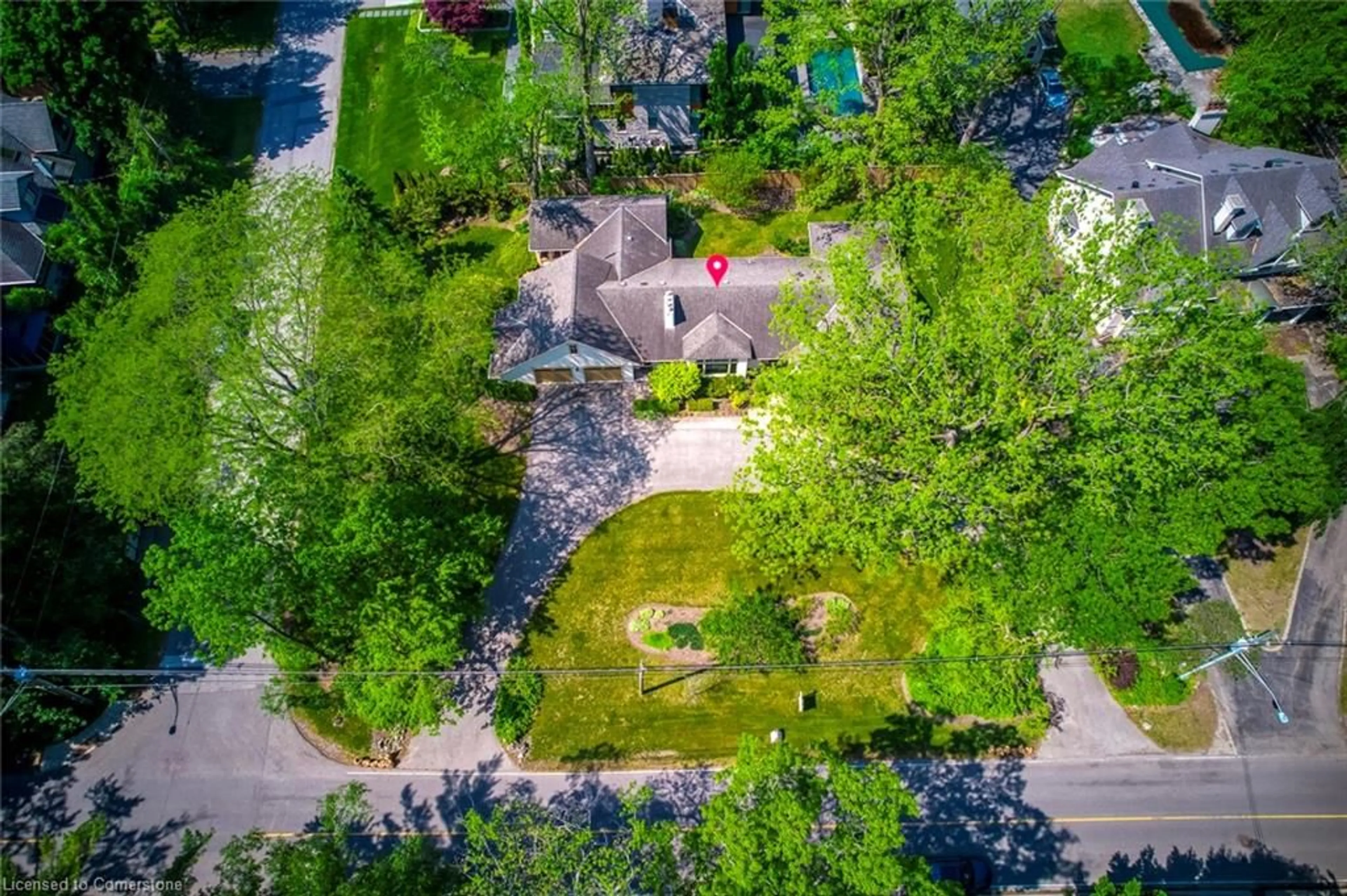 A pic from outside/outdoor area/front of a property/back of a property/a pic from drone, street for 174 Chartwell Rd, Oakville Ontario L6J 3Z8