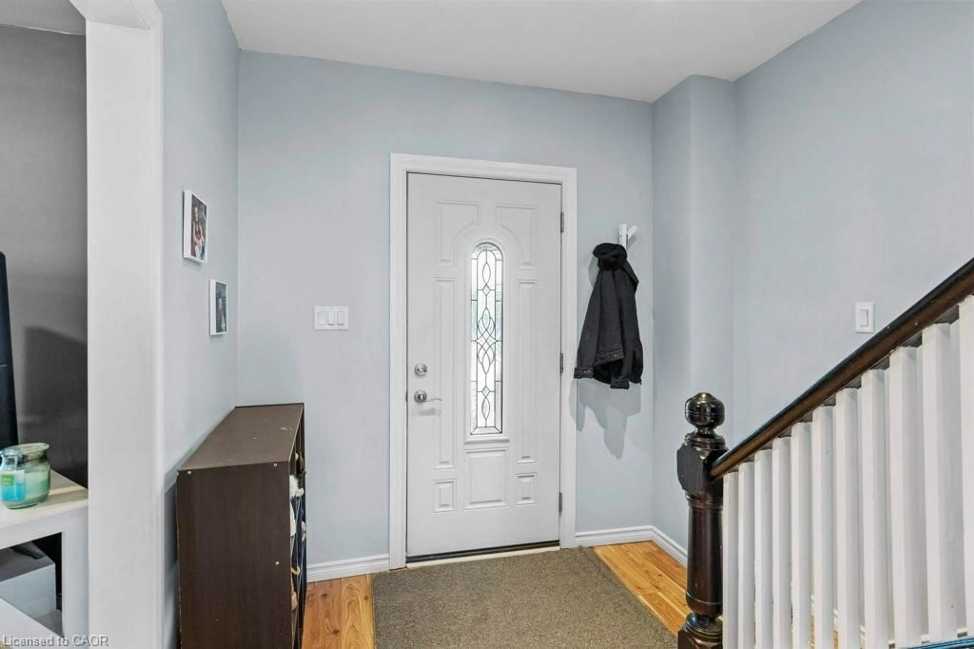 Indoor entryway for 99 Robins Ave, Hamilton Ontario L8H 4N5