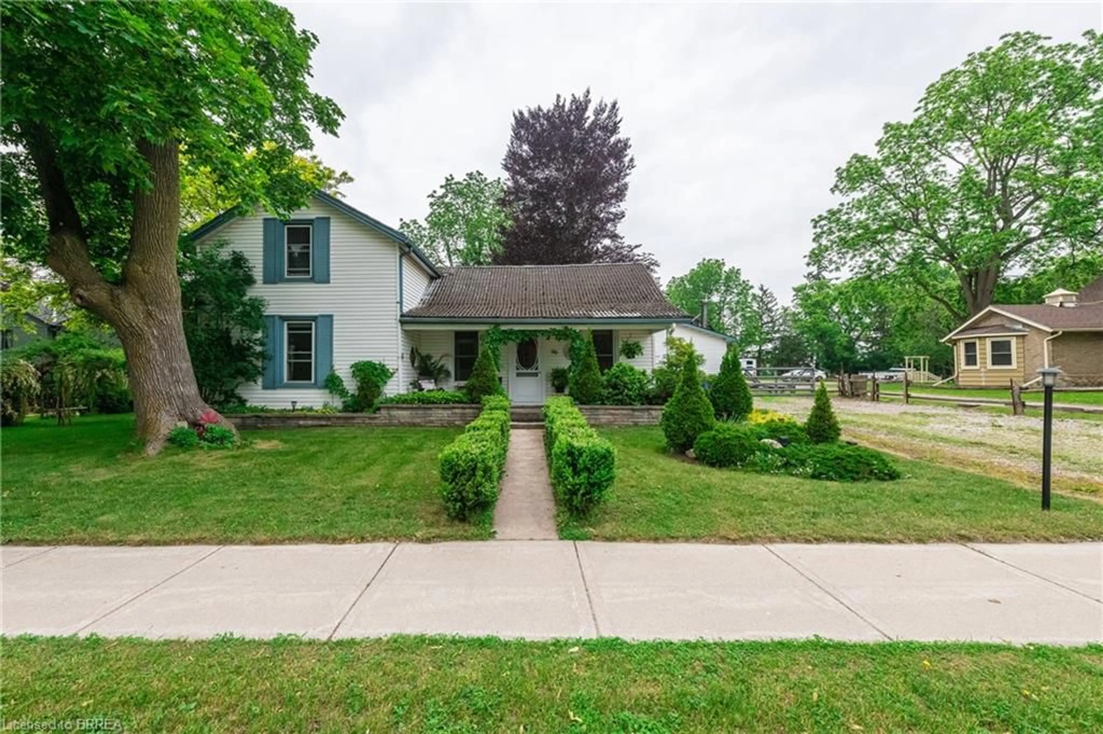A pic from outside/outdoor area/front of a property/back of a property/a pic from drone, street for 96 Dundas St, Princeton Ontario N0J 1V0
