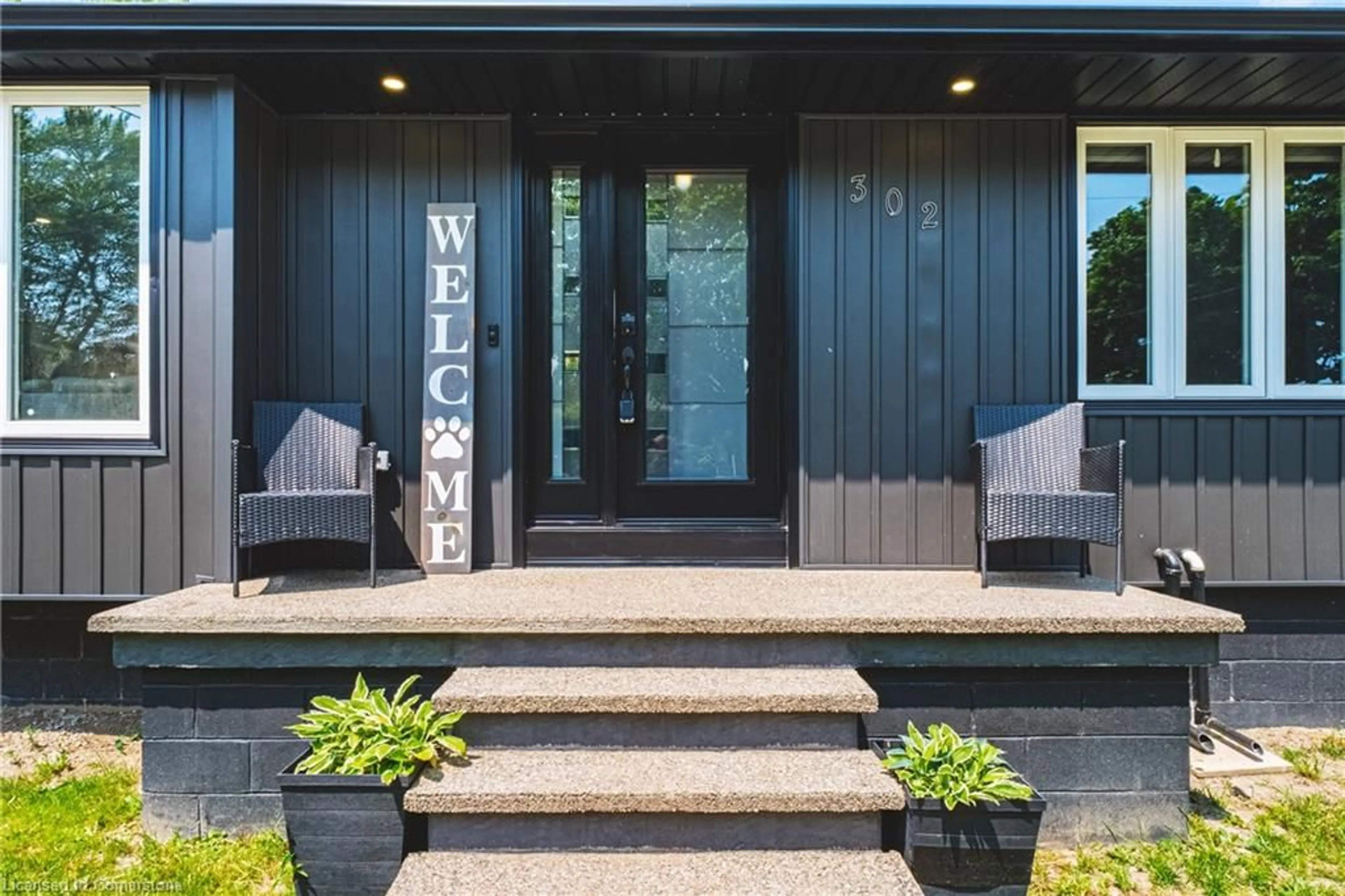 Indoor entryway for 302 East 43rd St, Hamilton Ontario L8T 3C7
