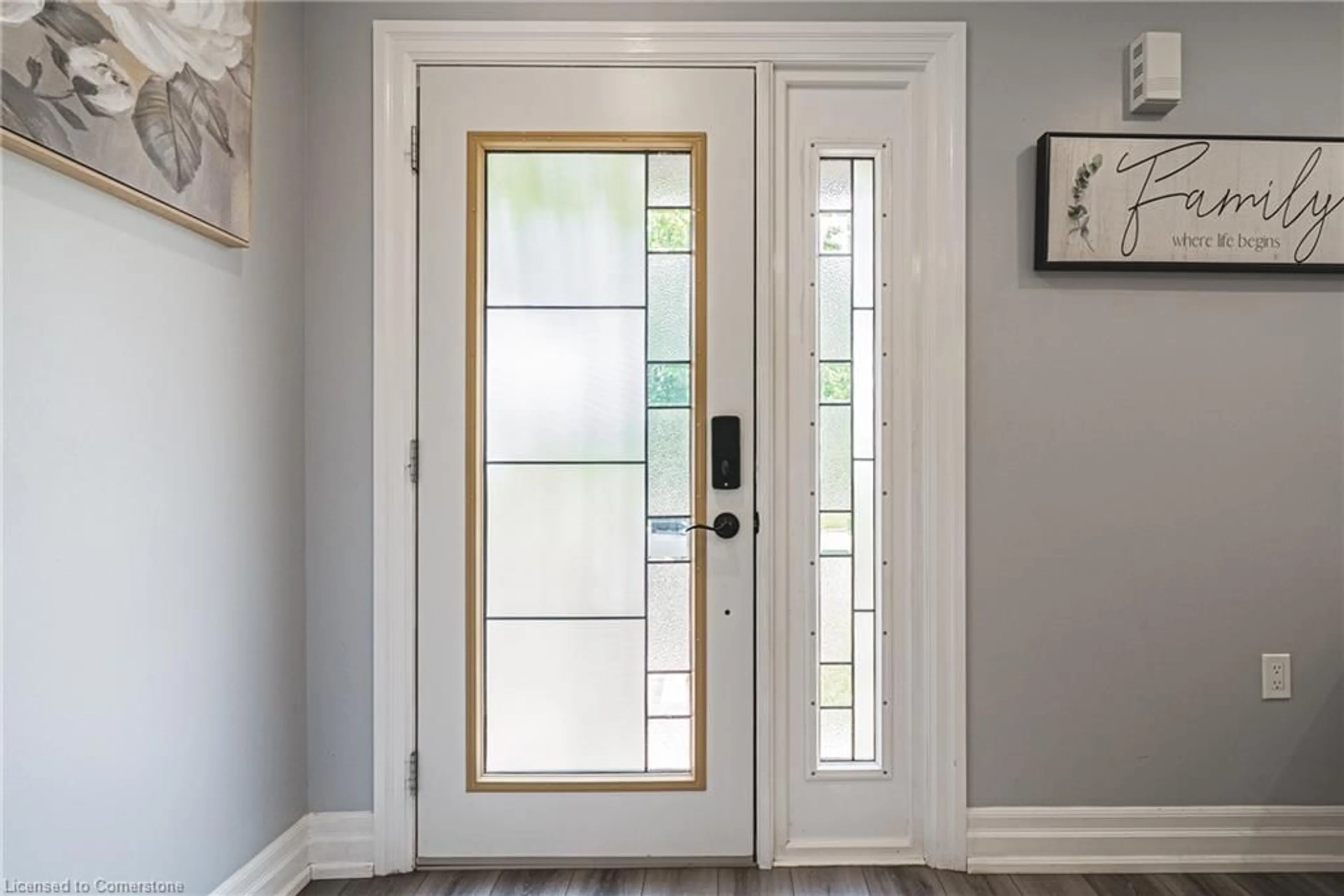 Indoor entryway for 302 East 43rd St, Hamilton Ontario L8T 3C7