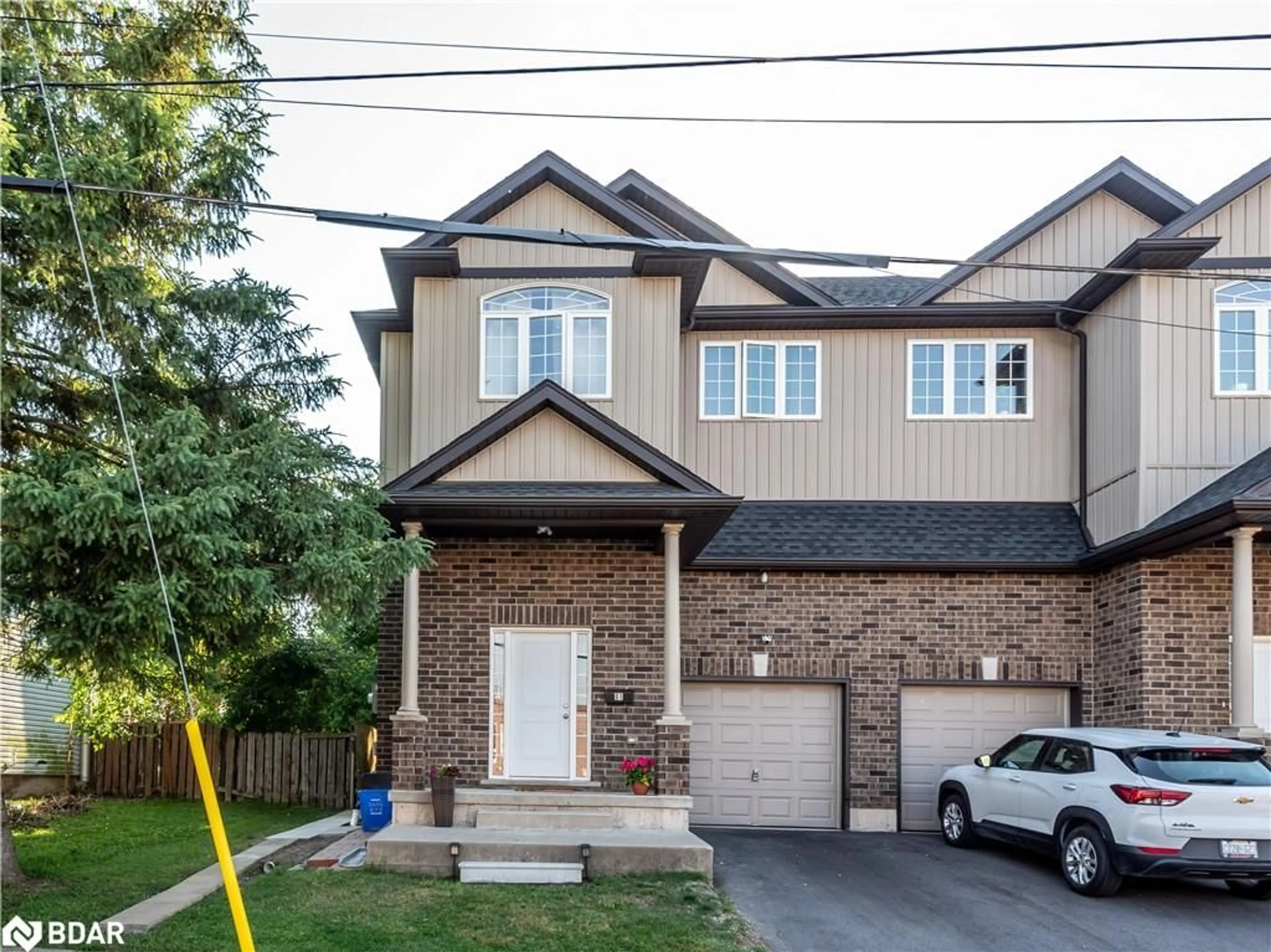Home with brick exterior material, street for 81 Wellington Street North St, St. Catharines Ontario L2V 2E8