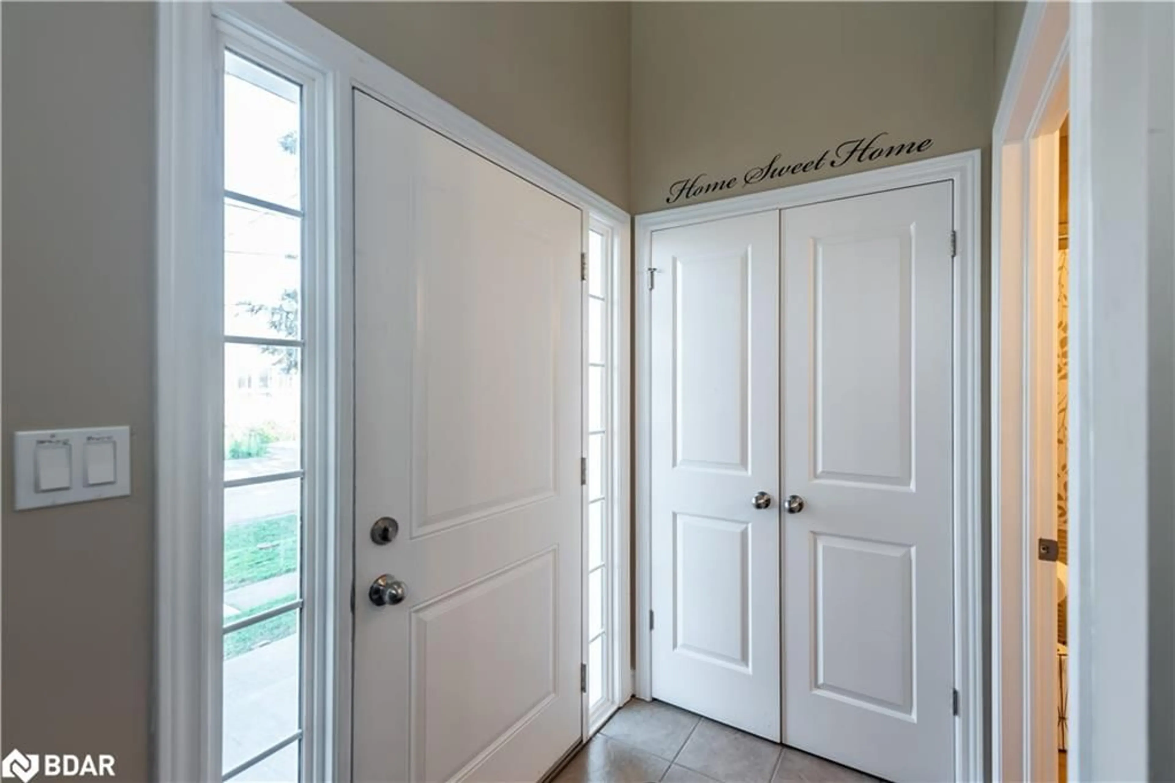 Indoor entryway for 81 Wellington Street North St, St. Catharines Ontario L2V 2E8